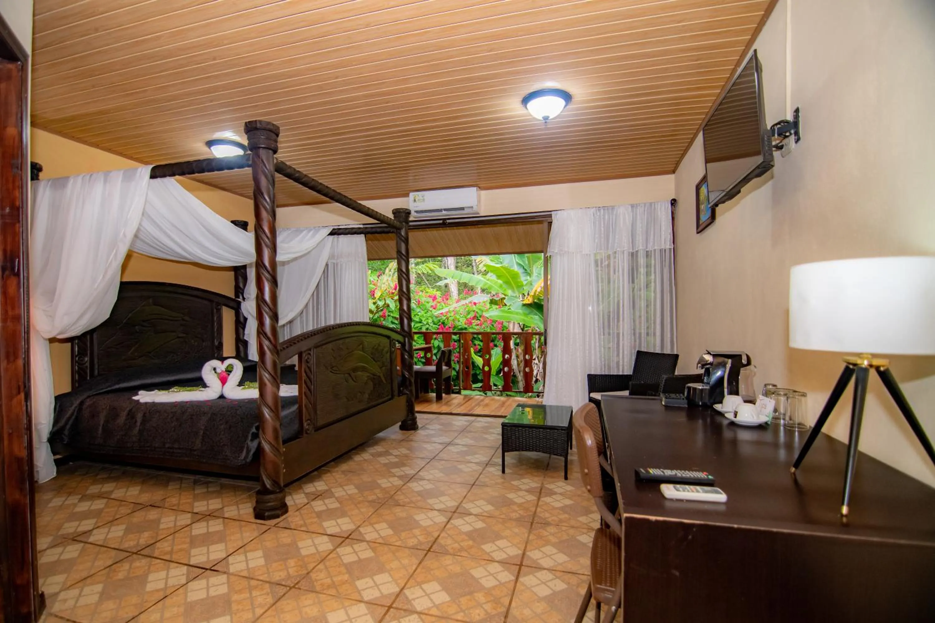 Property building, Bed in Ara Ambigua Lodge