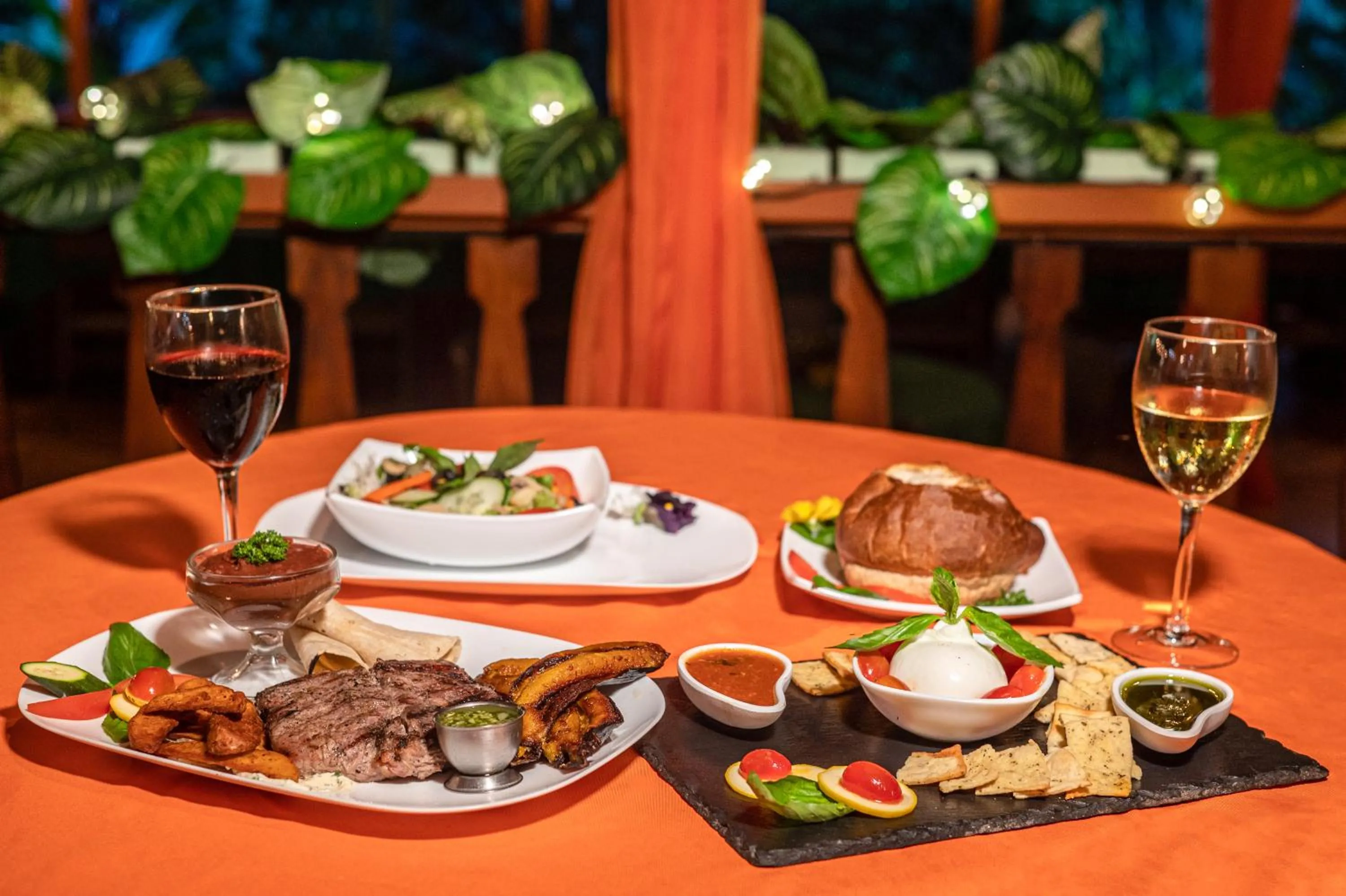 Restaurant/places to eat in Ara Ambigua Lodge