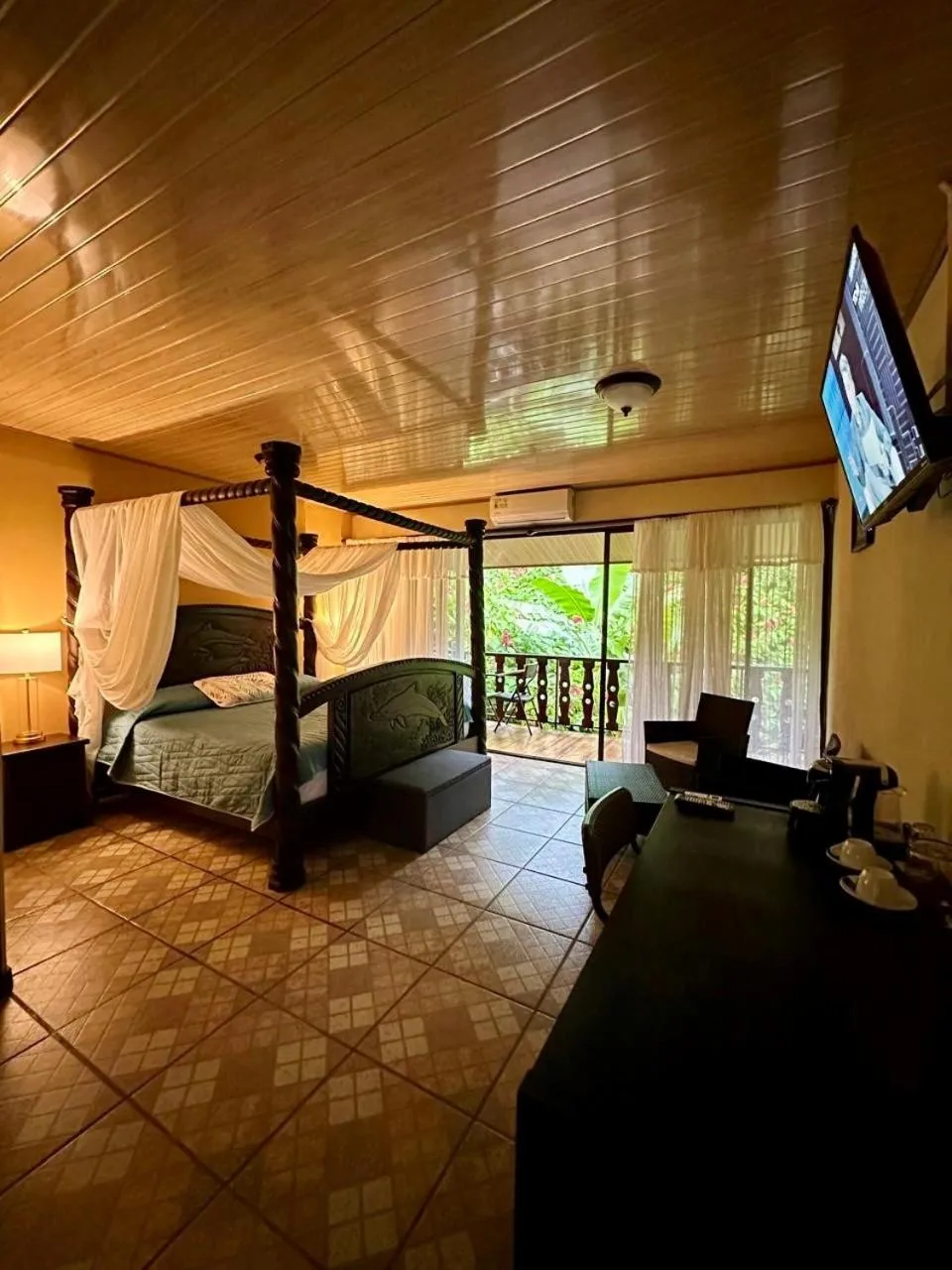 Bed in Ara Ambigua Lodge