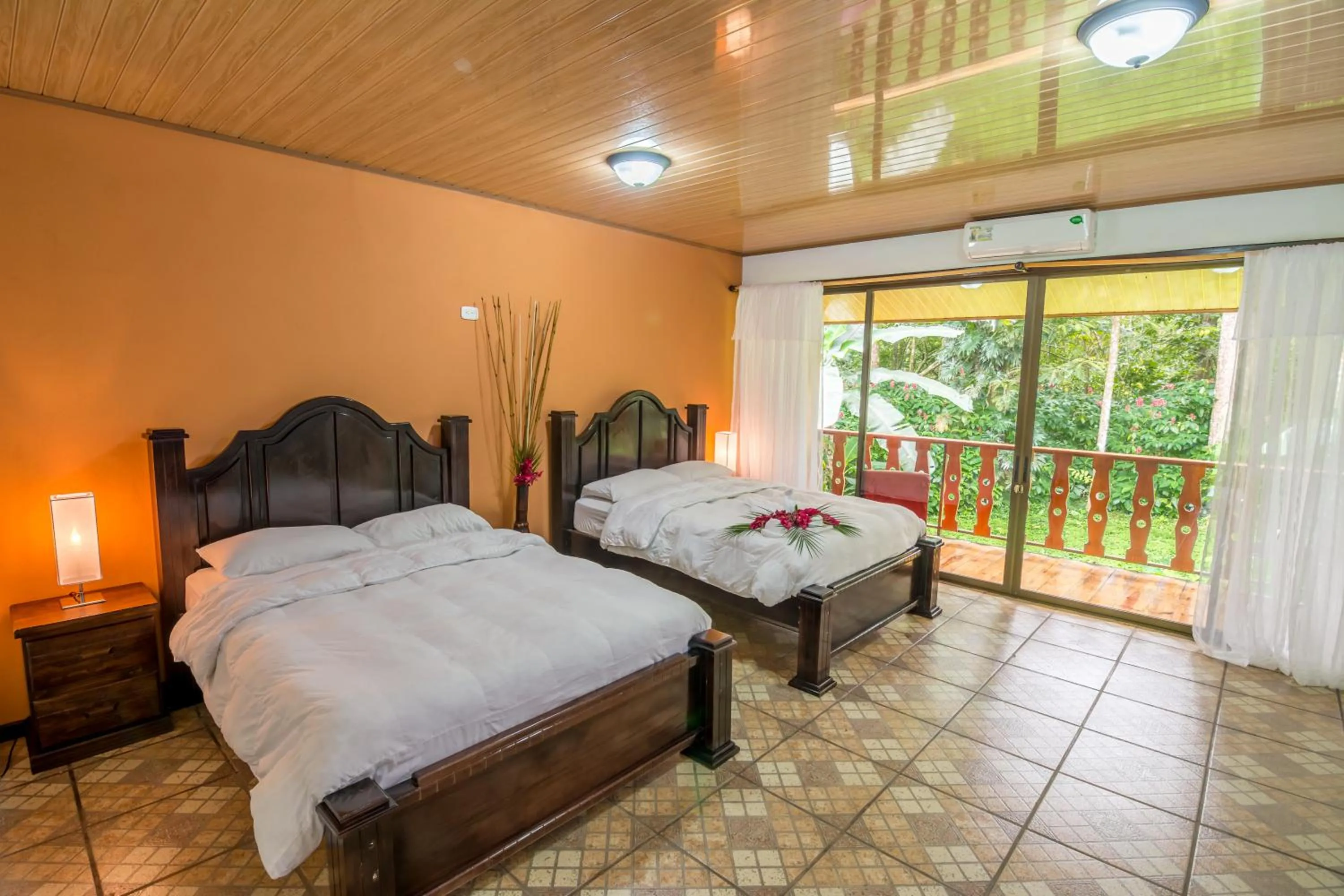 Photo of the whole room, Bed in Ara Ambigua Lodge