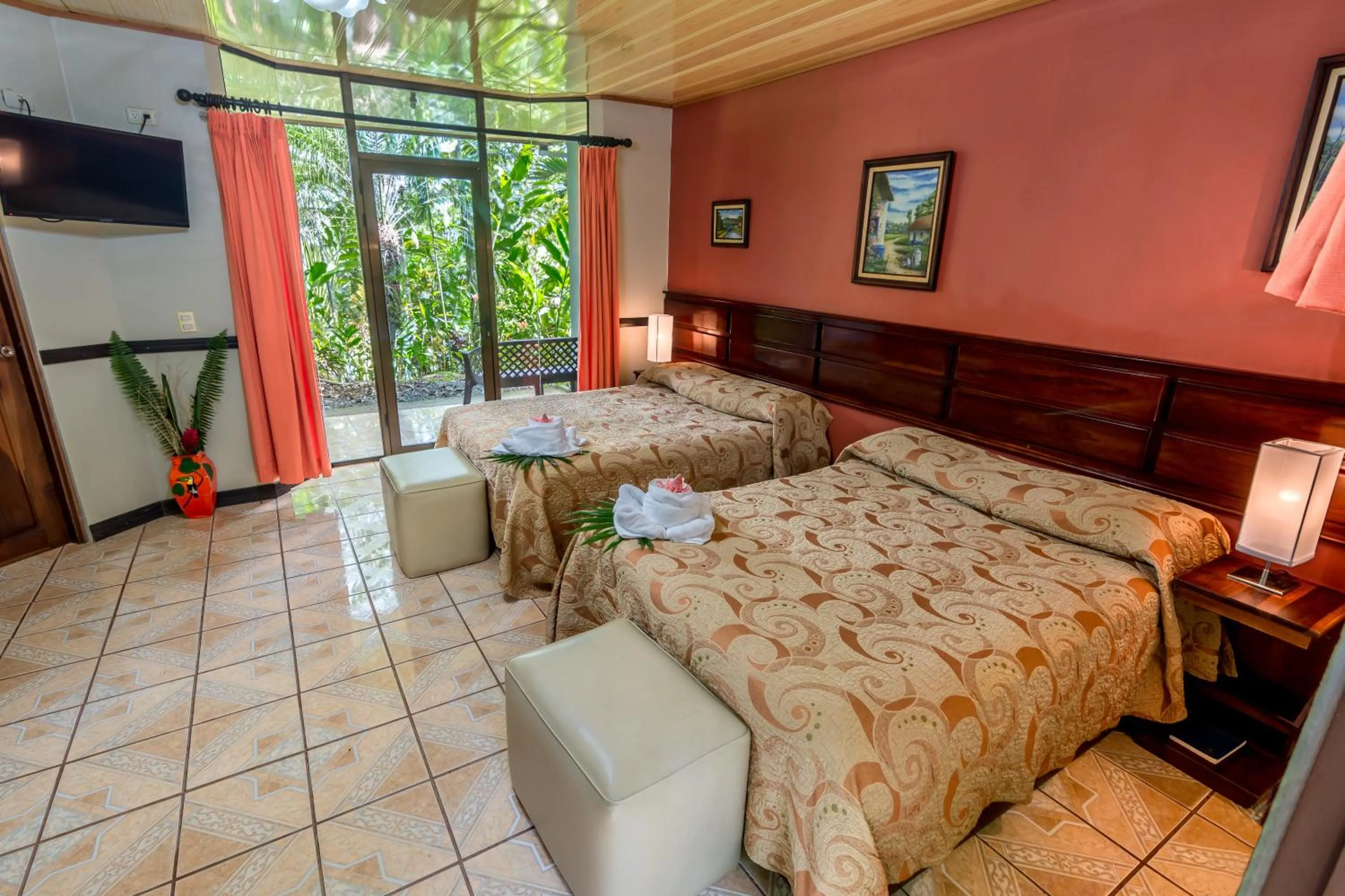 Photo of the whole room, Bed in Ara Ambigua Lodge