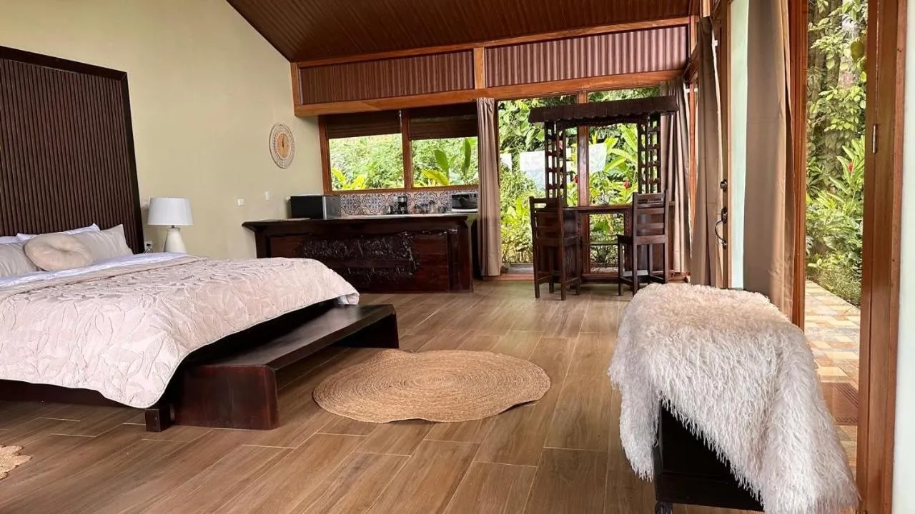 Photo of the whole room, Bed in Ara Ambigua Lodge
