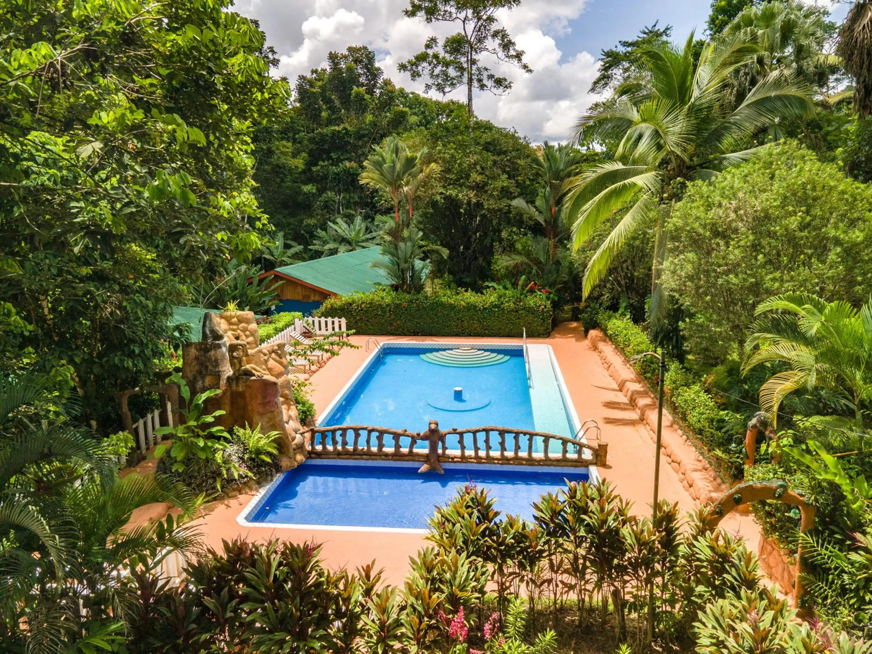Swimming pool in Ara Ambigua Lodge