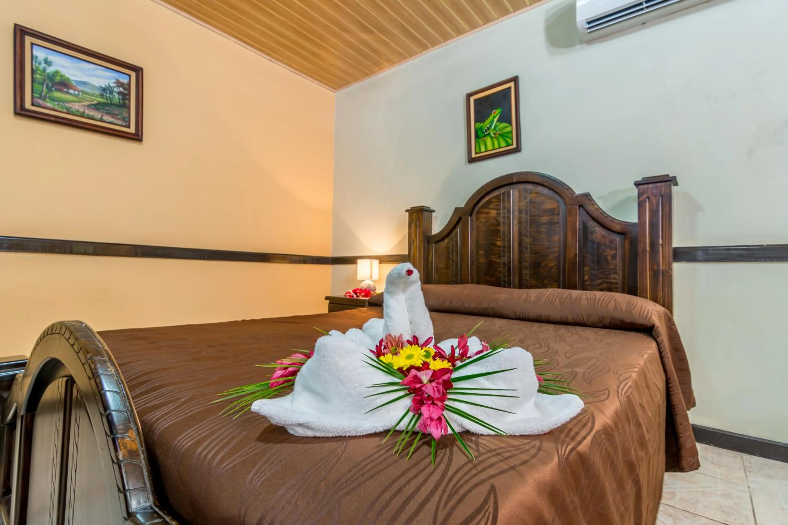 Photo of the whole room, Bed in Ara Ambigua Lodge