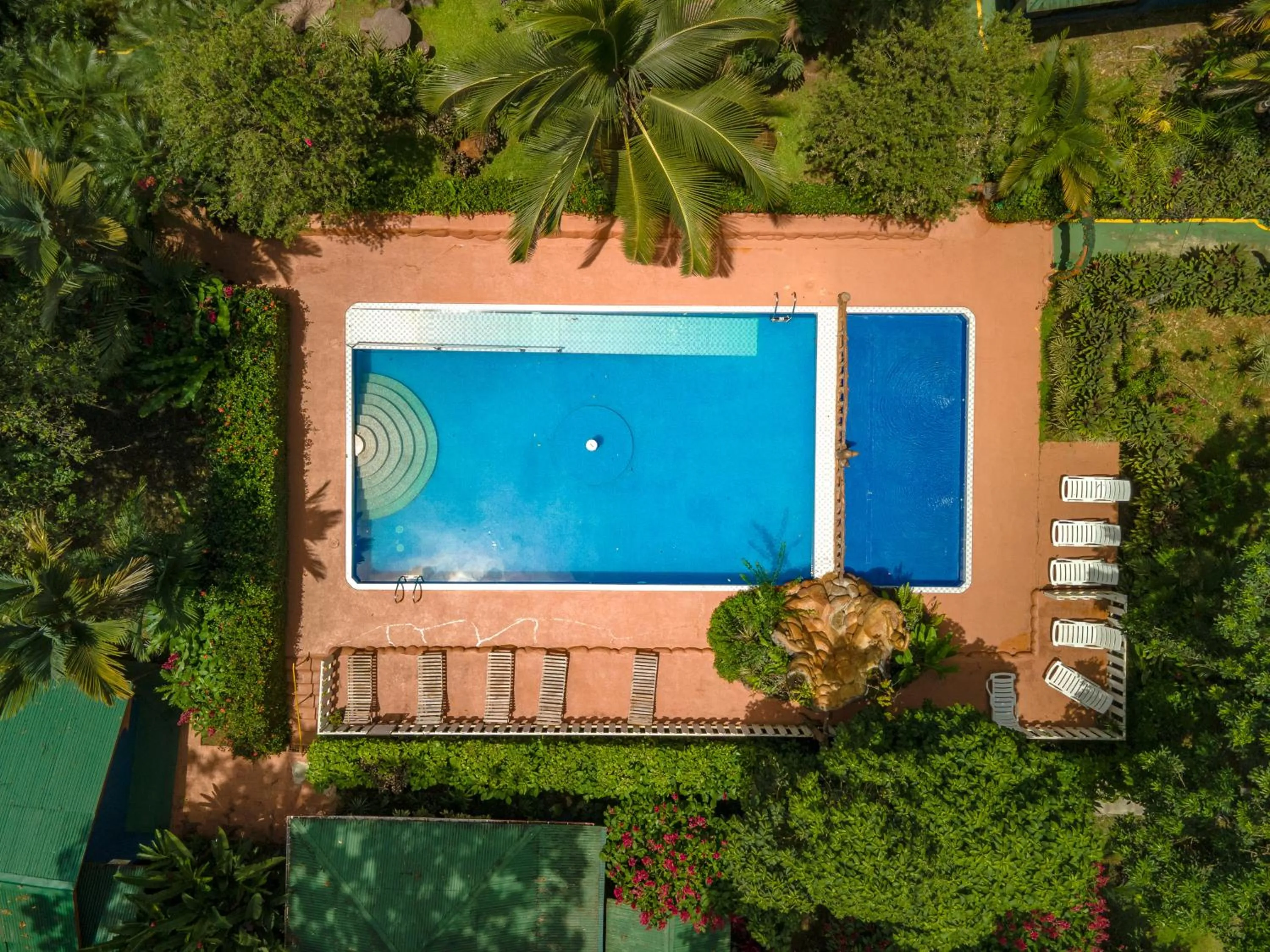 Swimming pool in Ara Ambigua Lodge