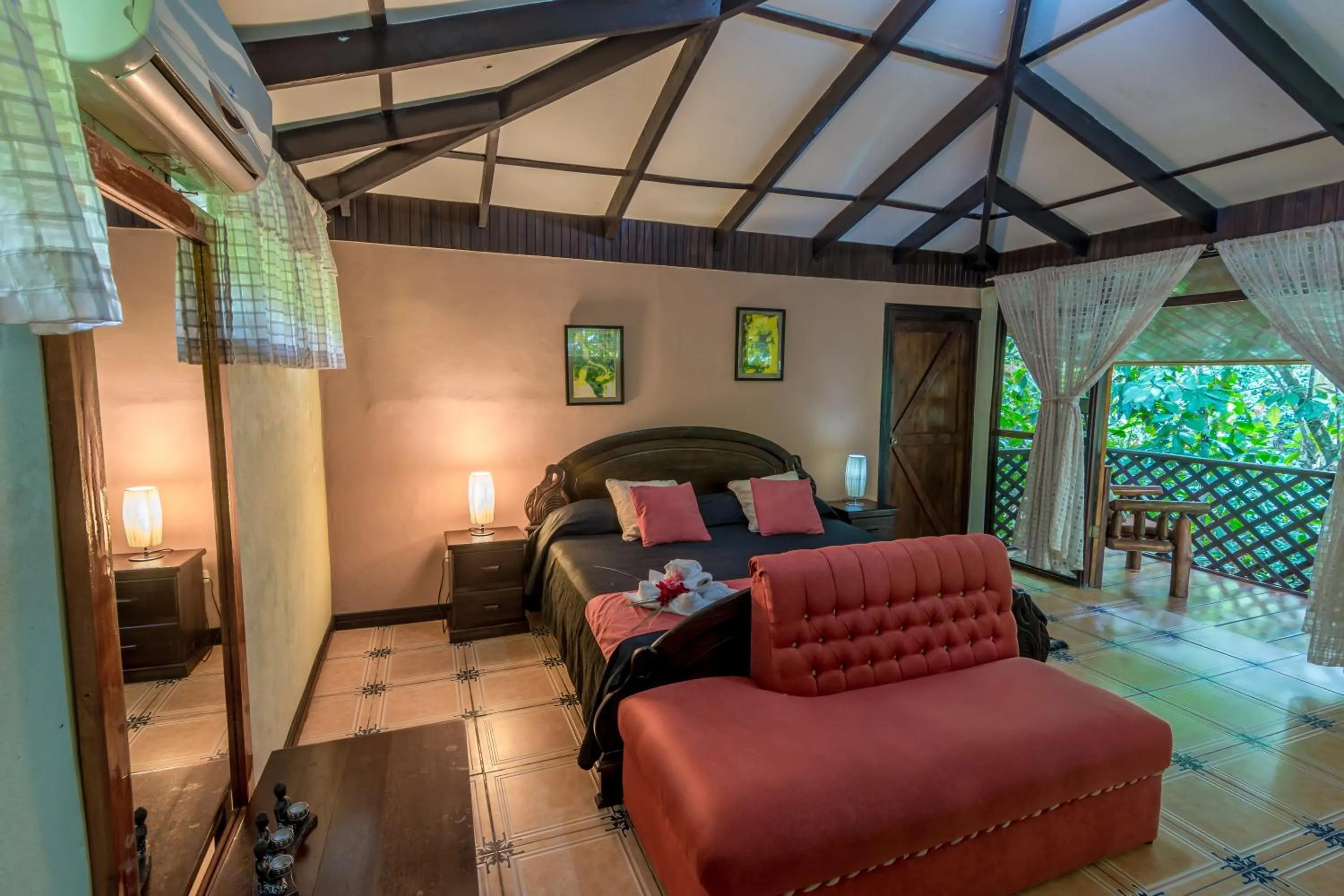 Bed in Ara Ambigua Lodge