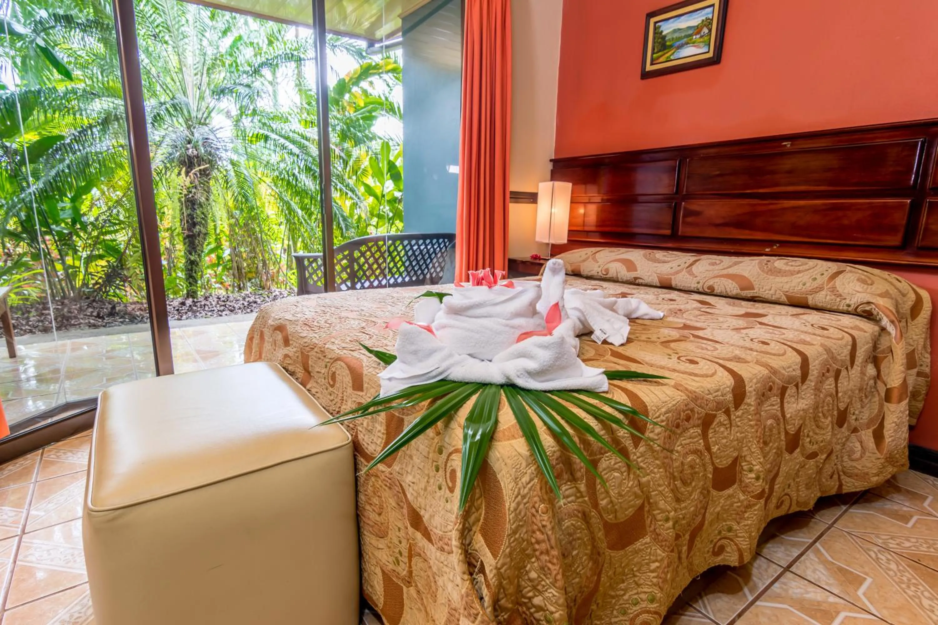 Decorative detail, Bed in Ara Ambigua Lodge