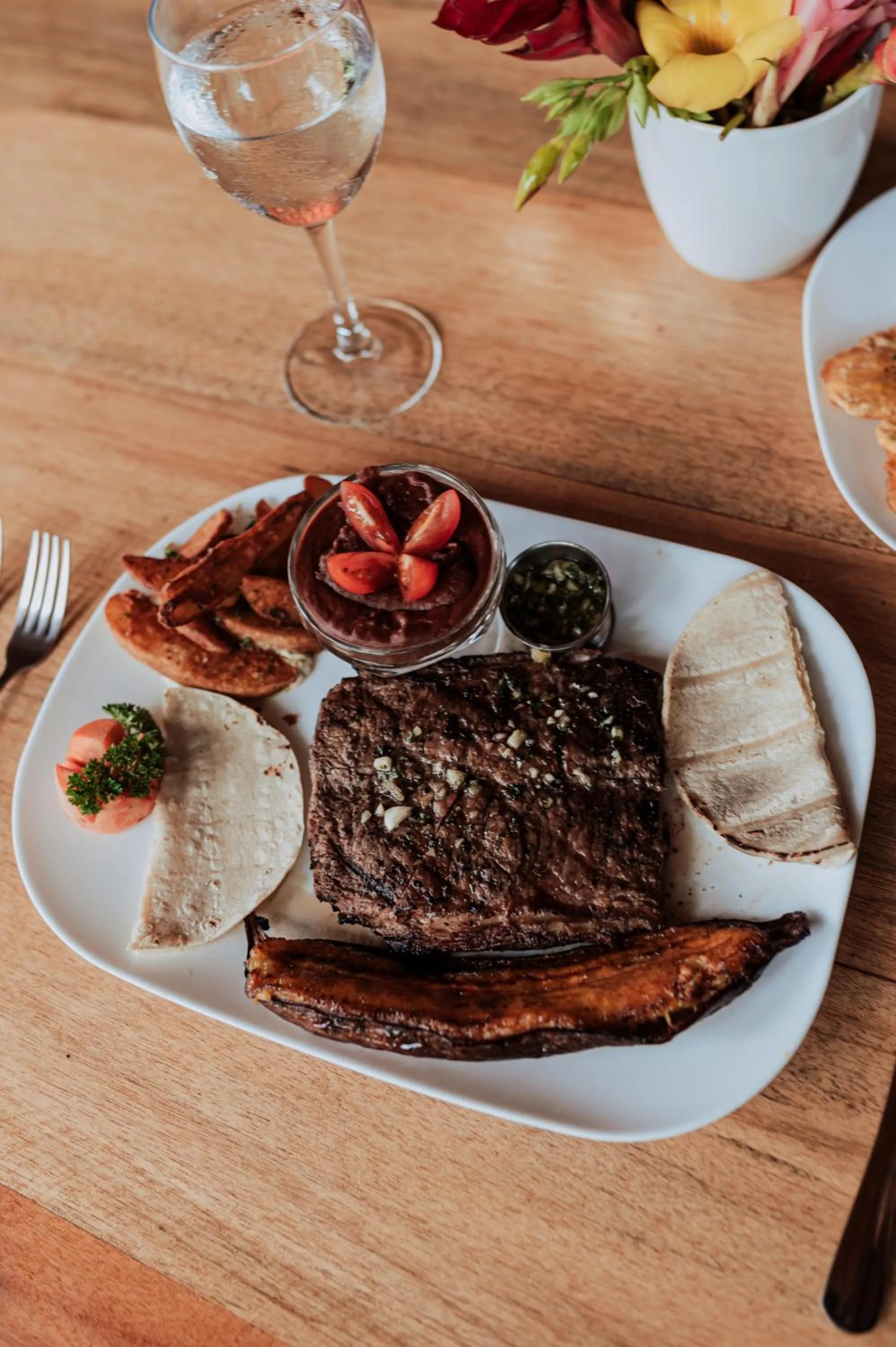 Restaurant/places to eat in Ara Ambigua Lodge