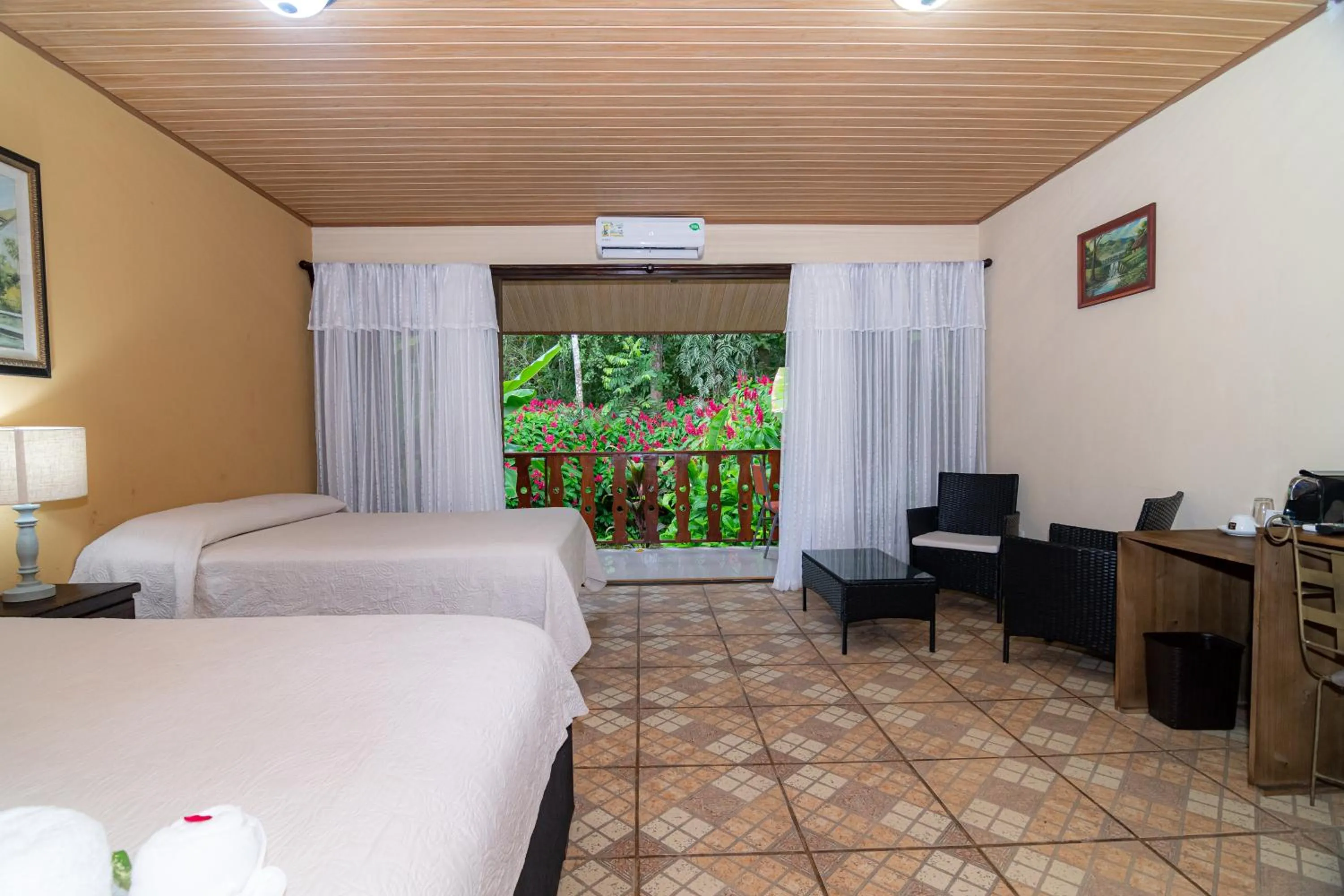 Property building, Bed in Ara Ambigua Lodge