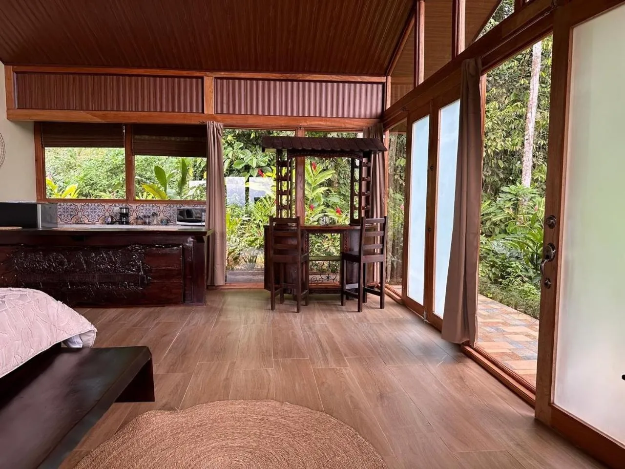 Seating area in Ara Ambigua Lodge
