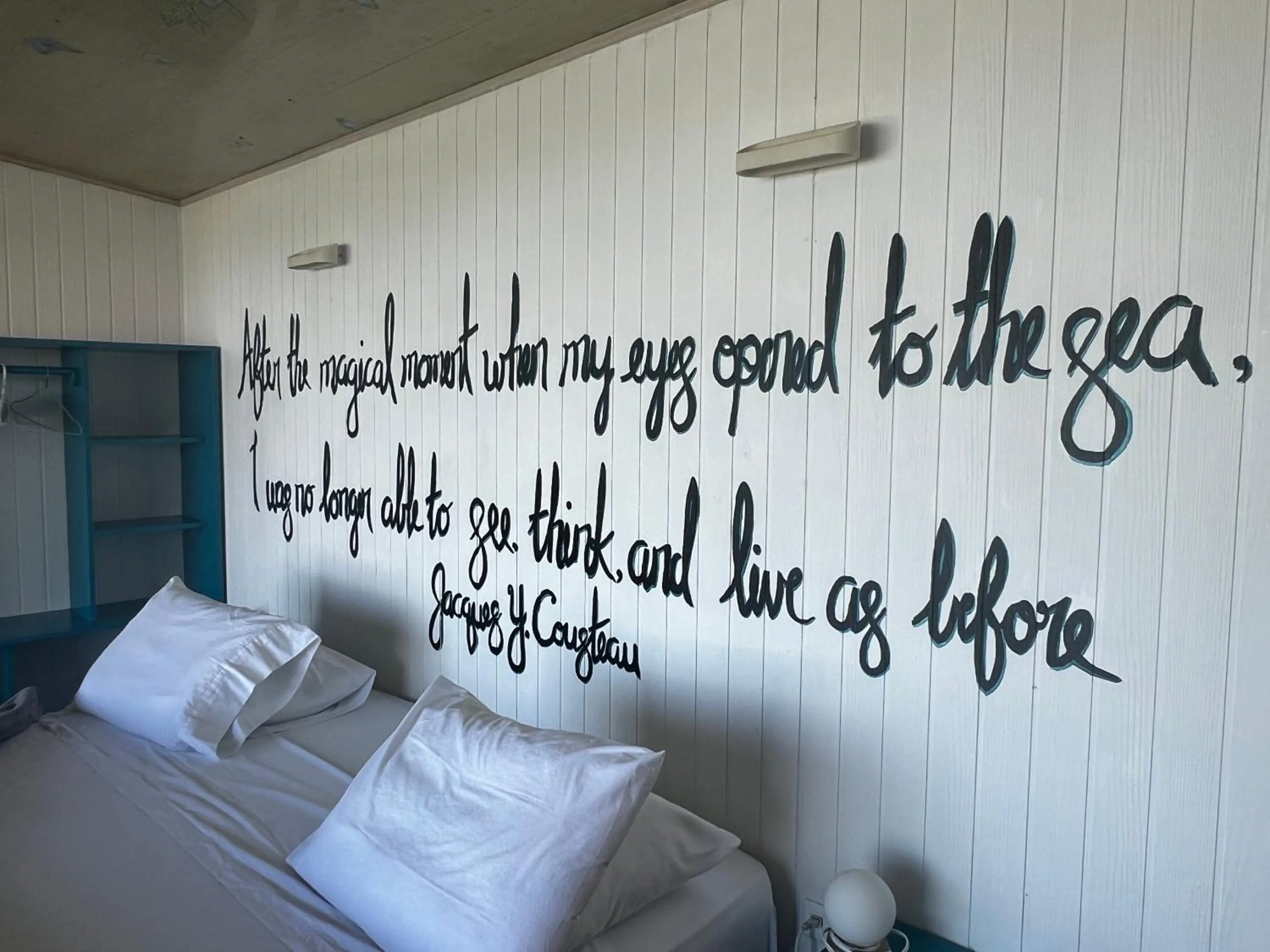 Bed in Ranchos Remo Lodge