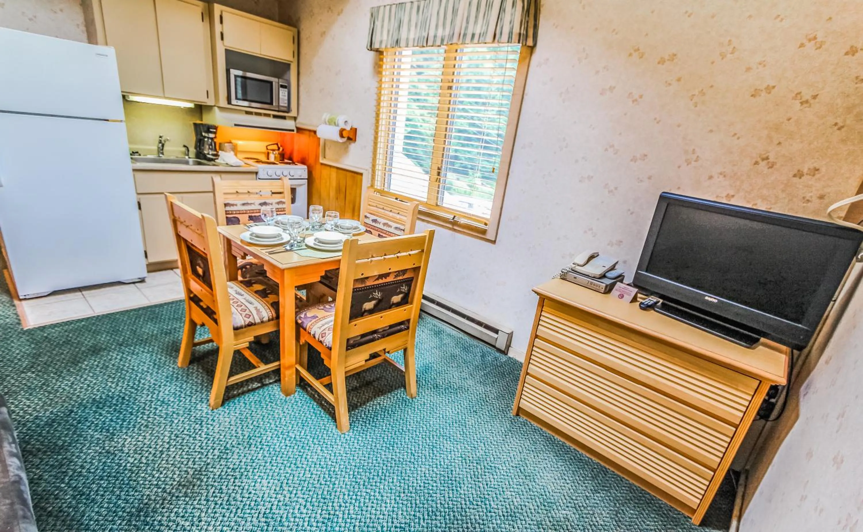 Kitchen or kitchenette in Smoketree Lodge