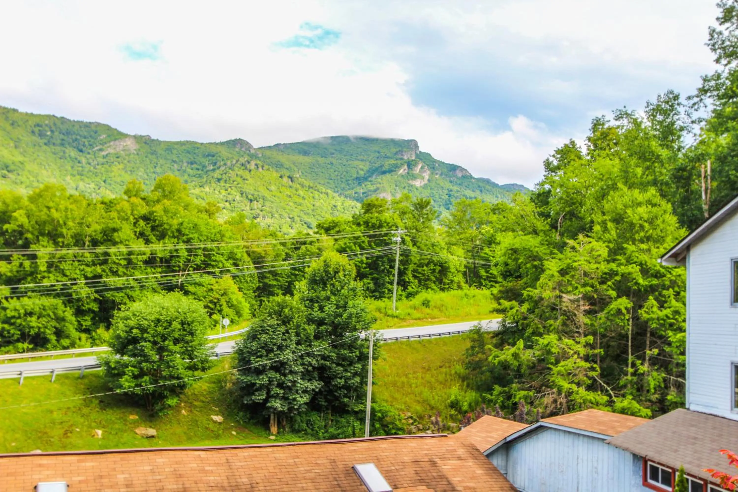 Mountain view in Smoketree Lodge