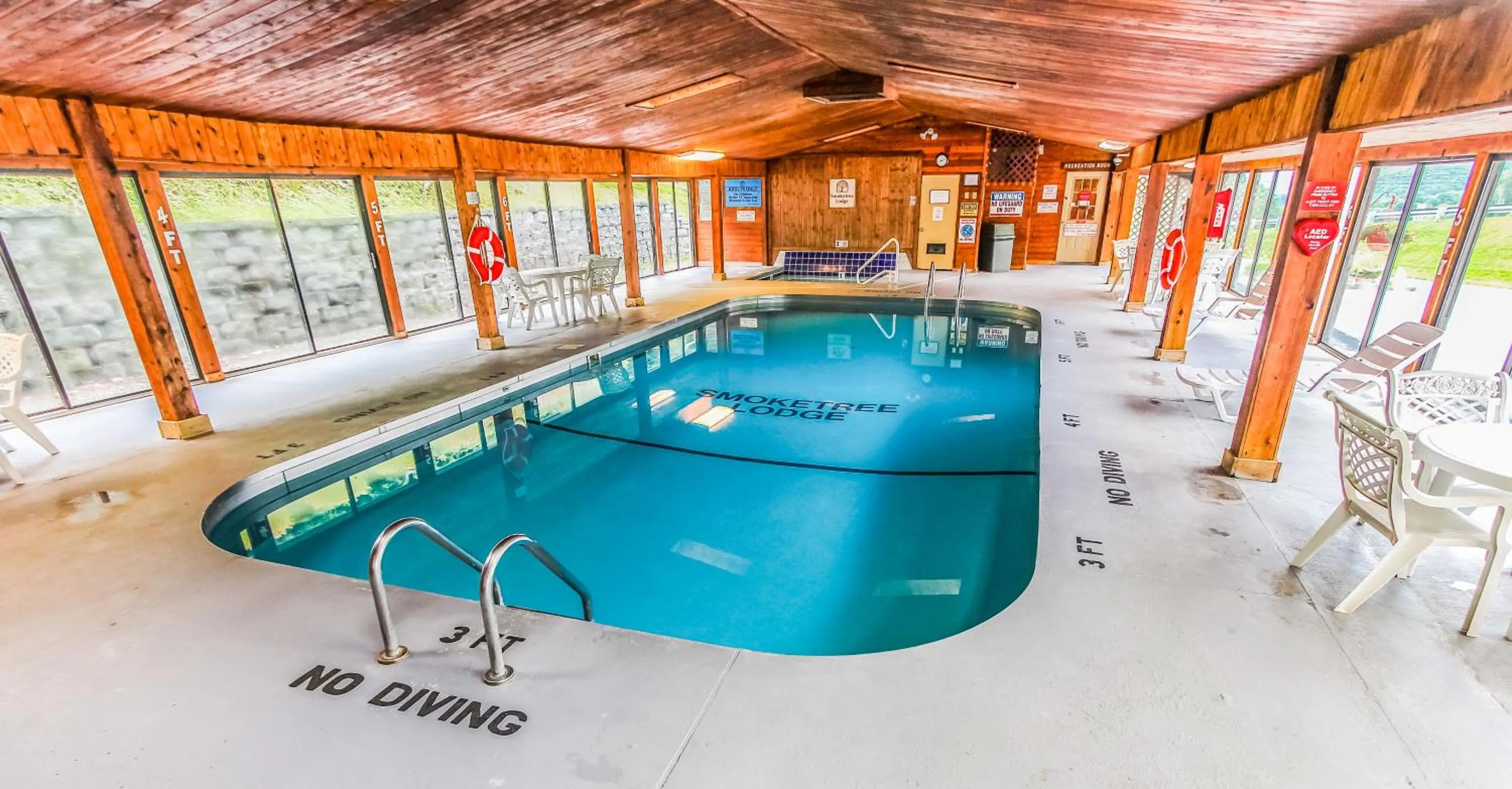 Swimming pool in Smoketree Lodge