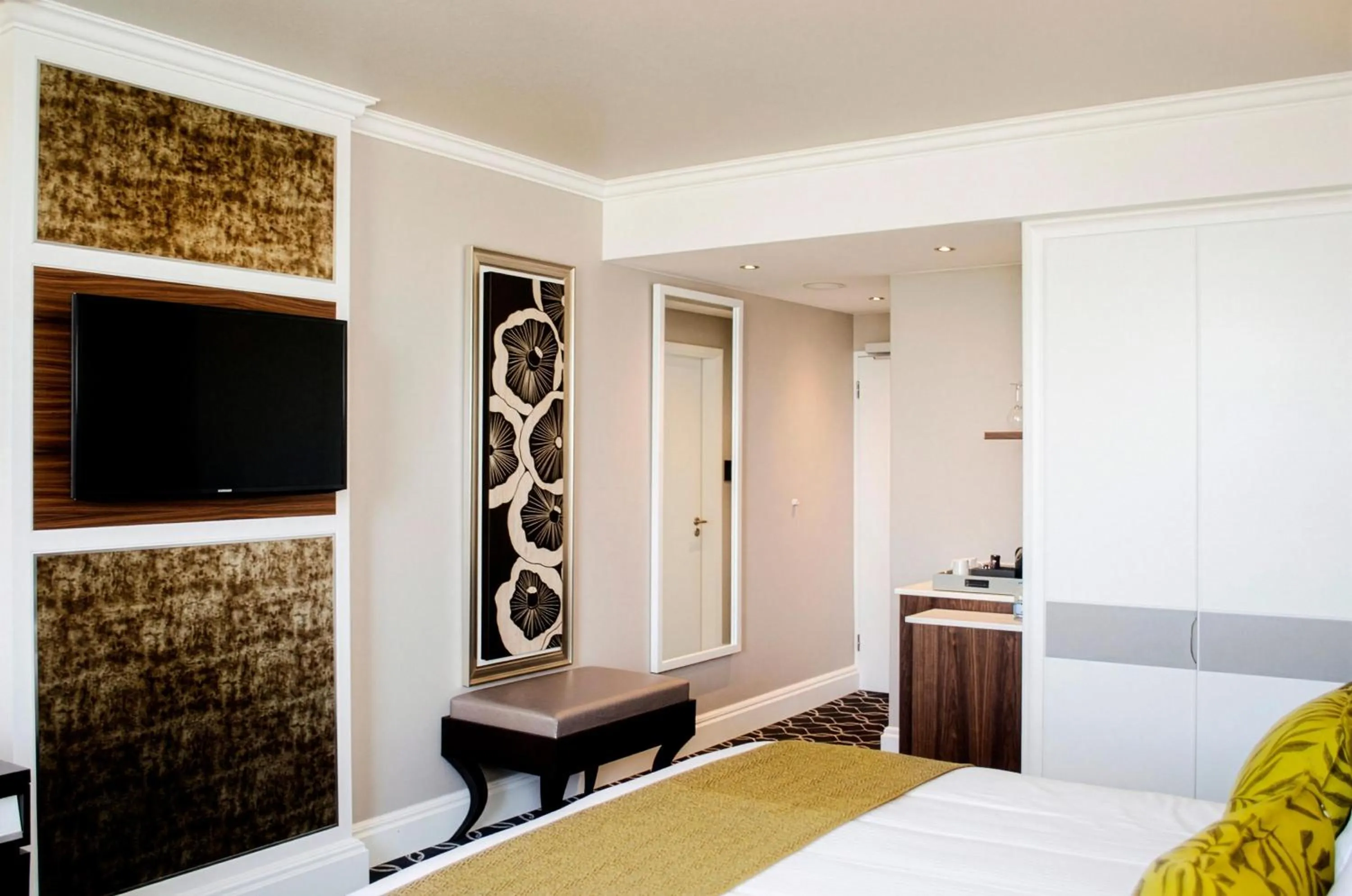 Bedroom, Bed in Riverside Sun