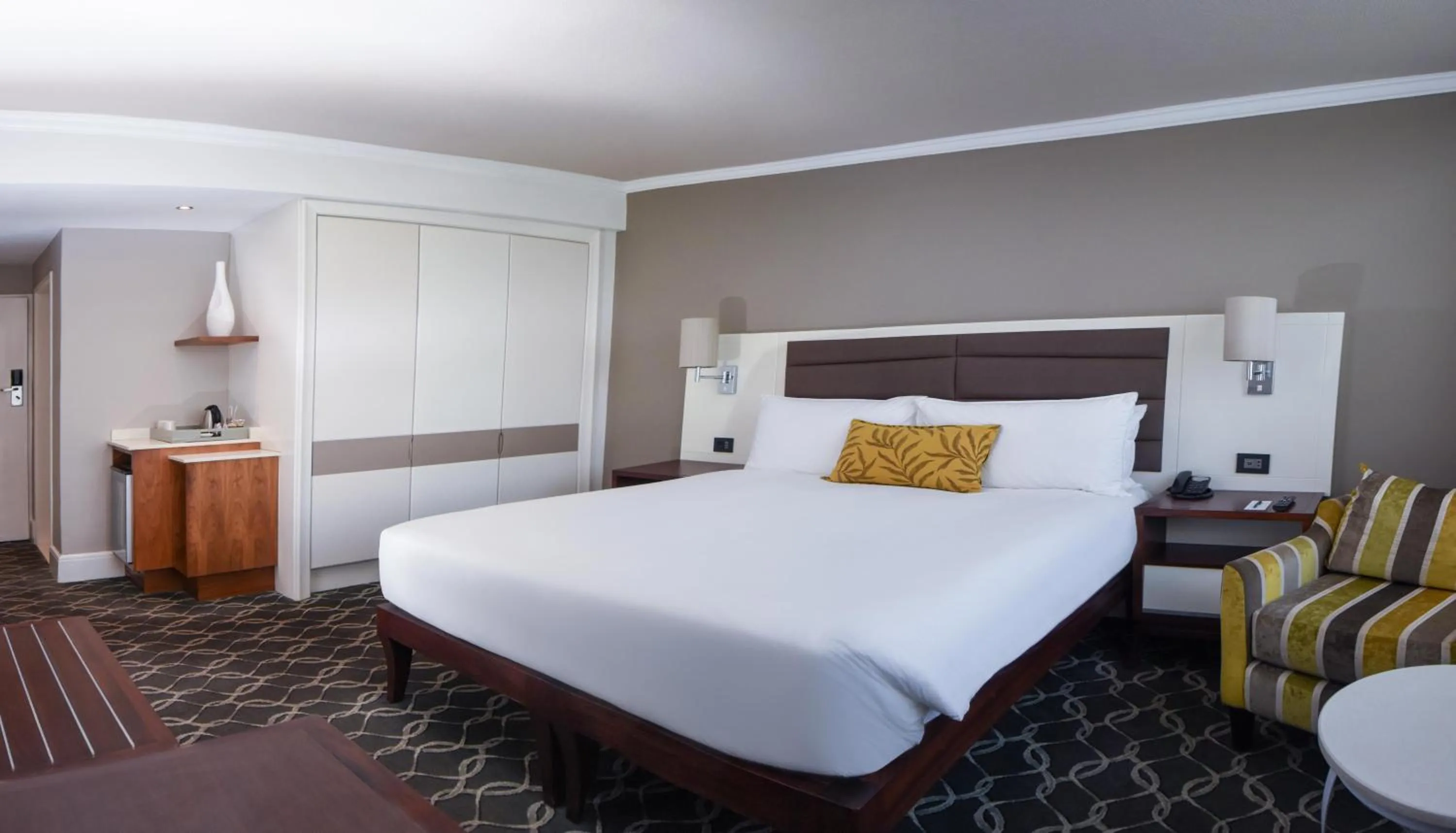 Bedroom, Bed in Riverside Sun