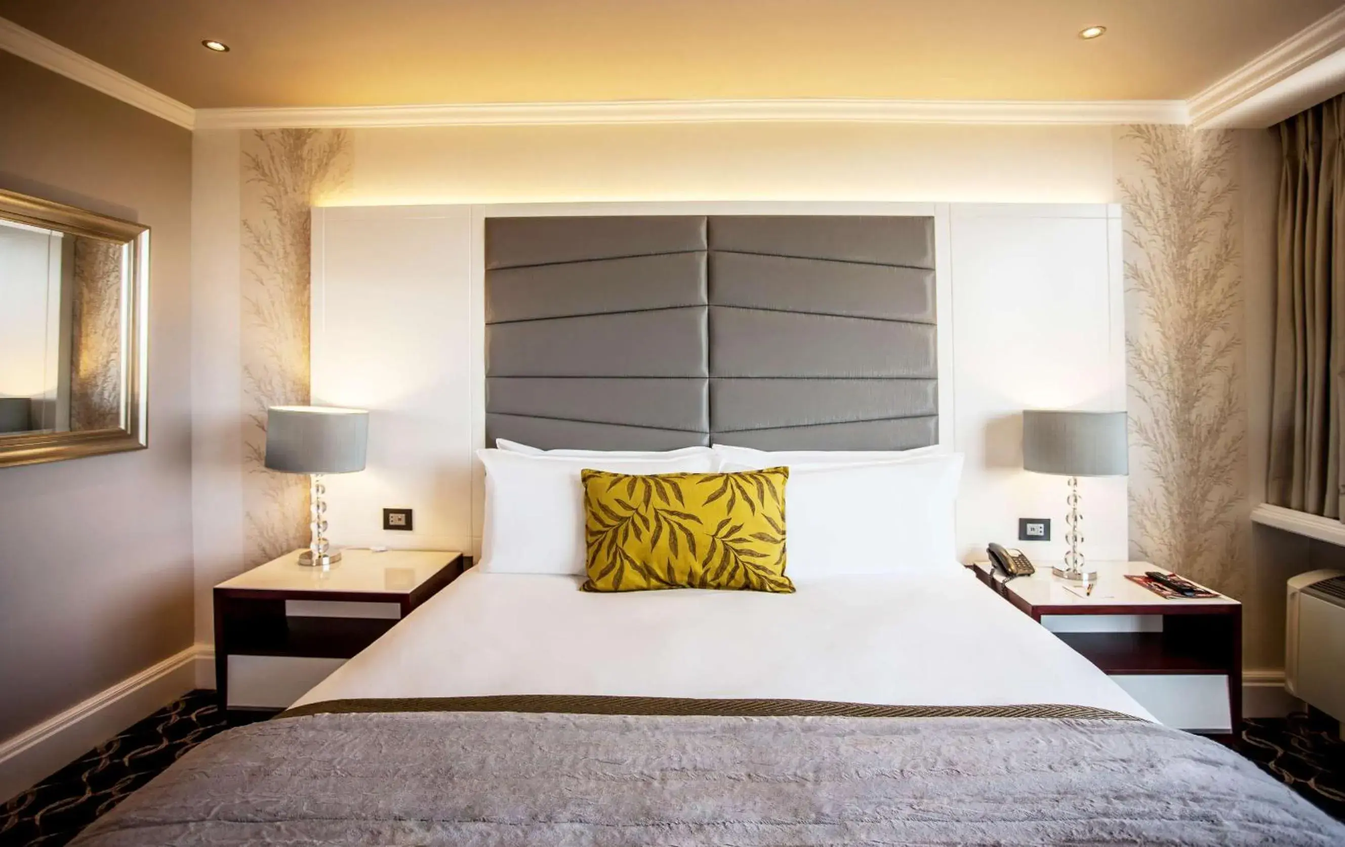 Photo of the whole room, Bed in Riverside Sun Photo of the whole room, Bed in Riverside Sun