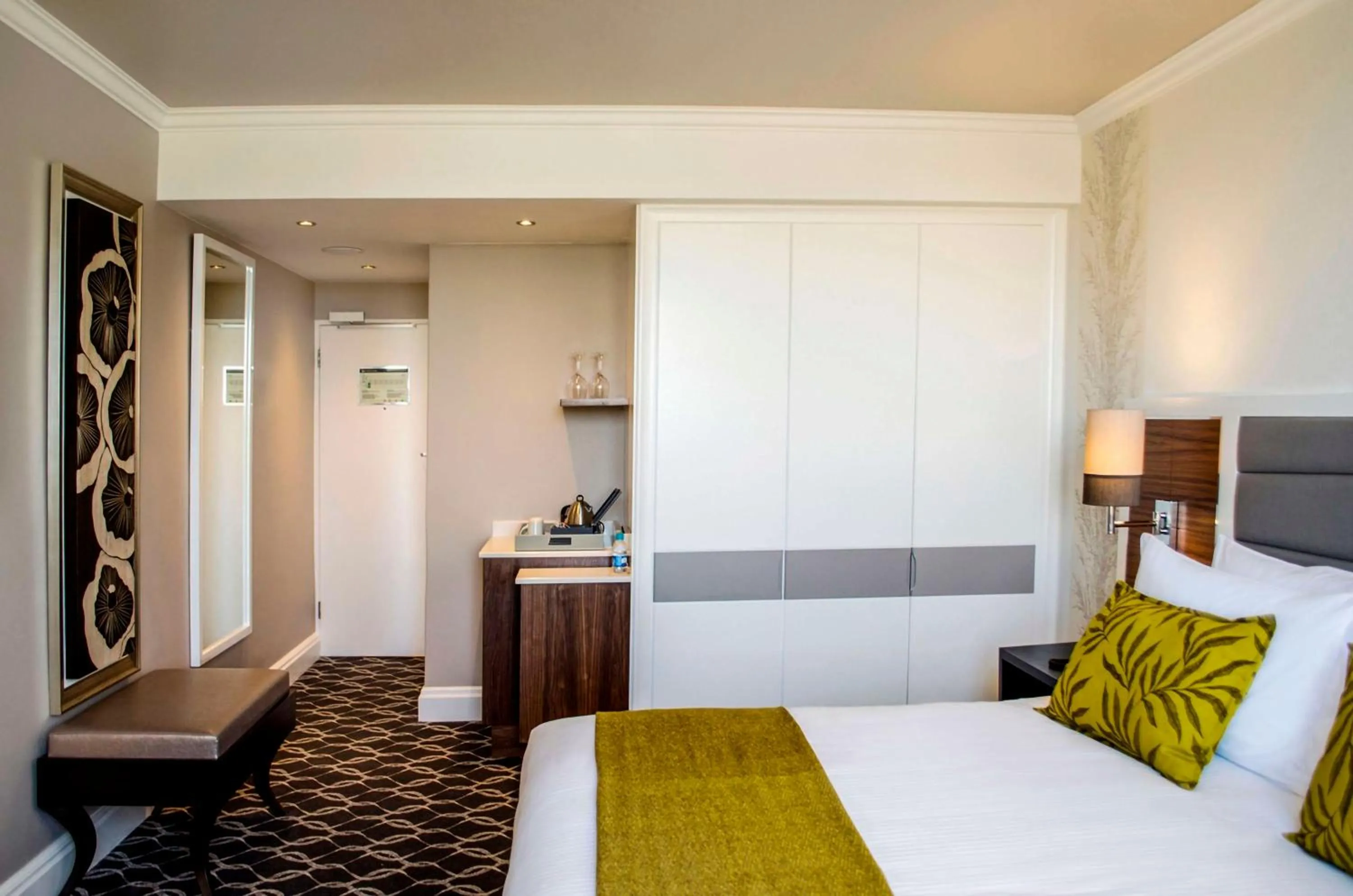 Bedroom, Bed in Riverside Sun