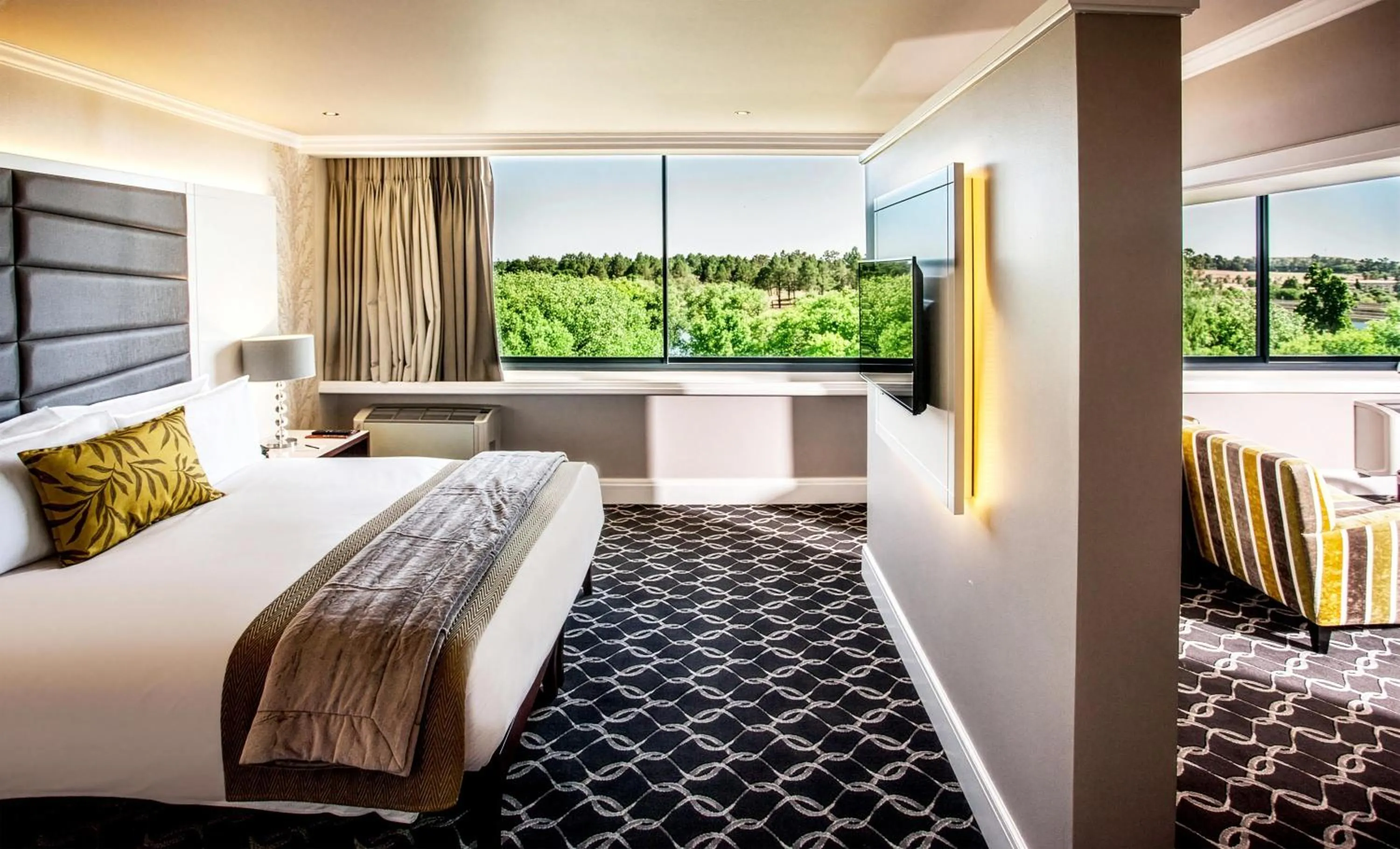 Bedroom, Bed in Riverside Sun