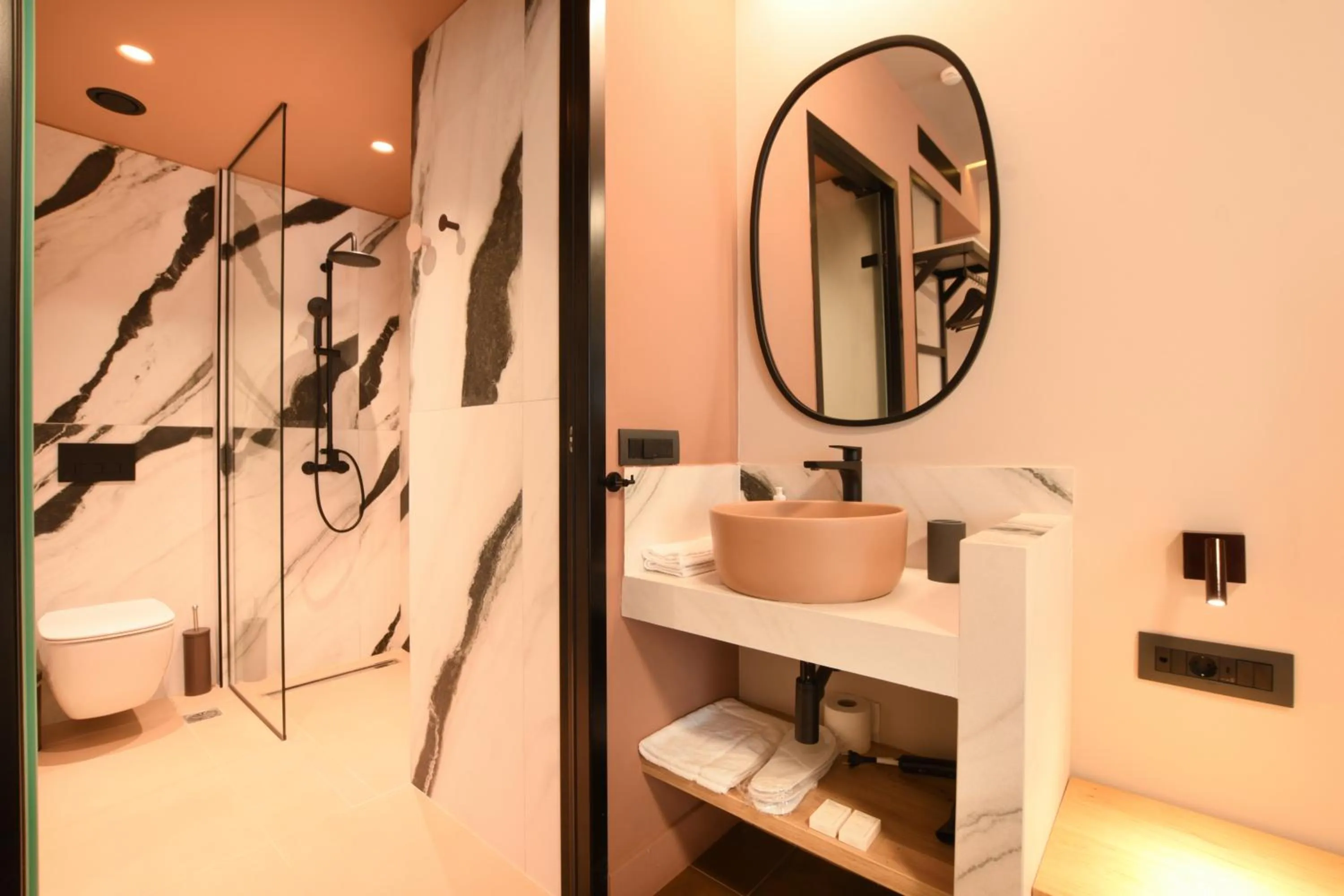 Shower in Pavo Art Hotel