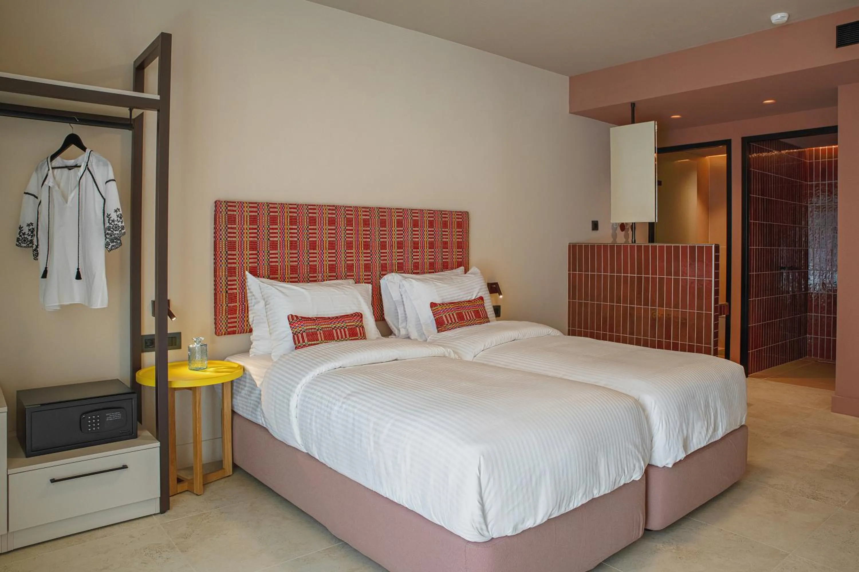 Shower, Bed in Pavo Art Hotel