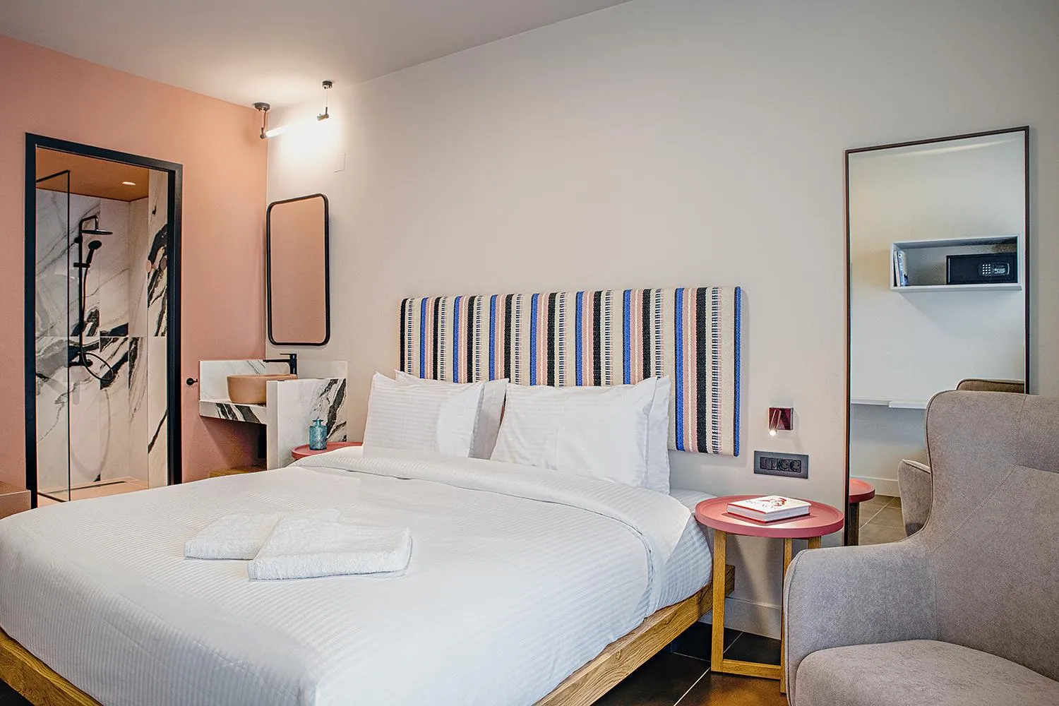 Bed in Pavo Art Hotel