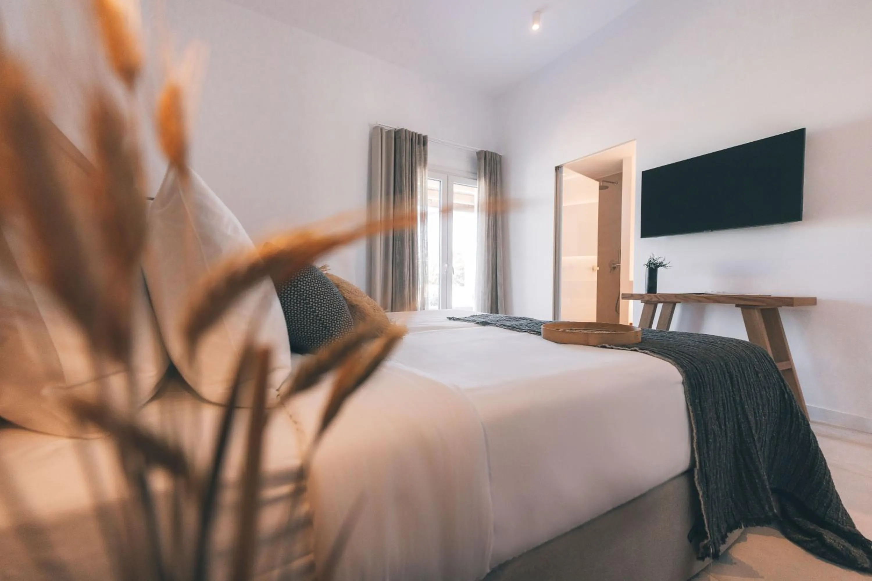 Photo of the whole room, Bed in Adama Mykonos Boutique Hotel