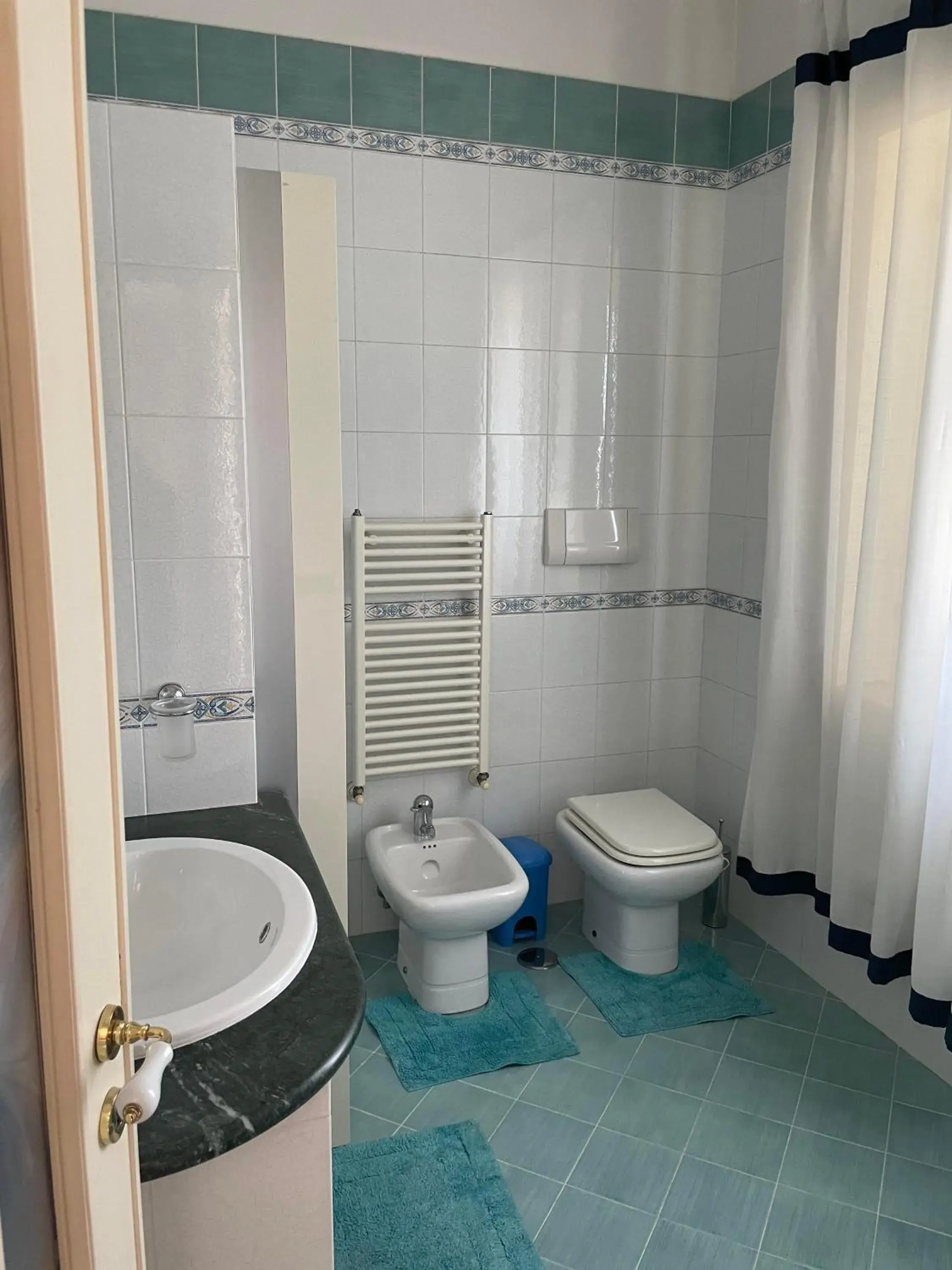 Family Room with Private Bathroom in B&B Alba Family Room with Private Bathroom in B&B Alba