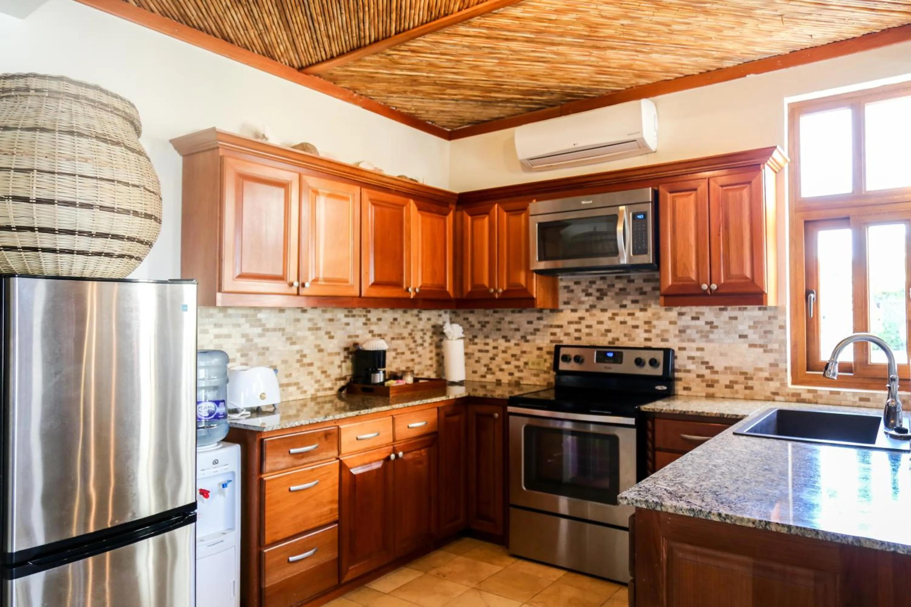 Kitchen or kitchenette in The Lodge at Jaguar Reef