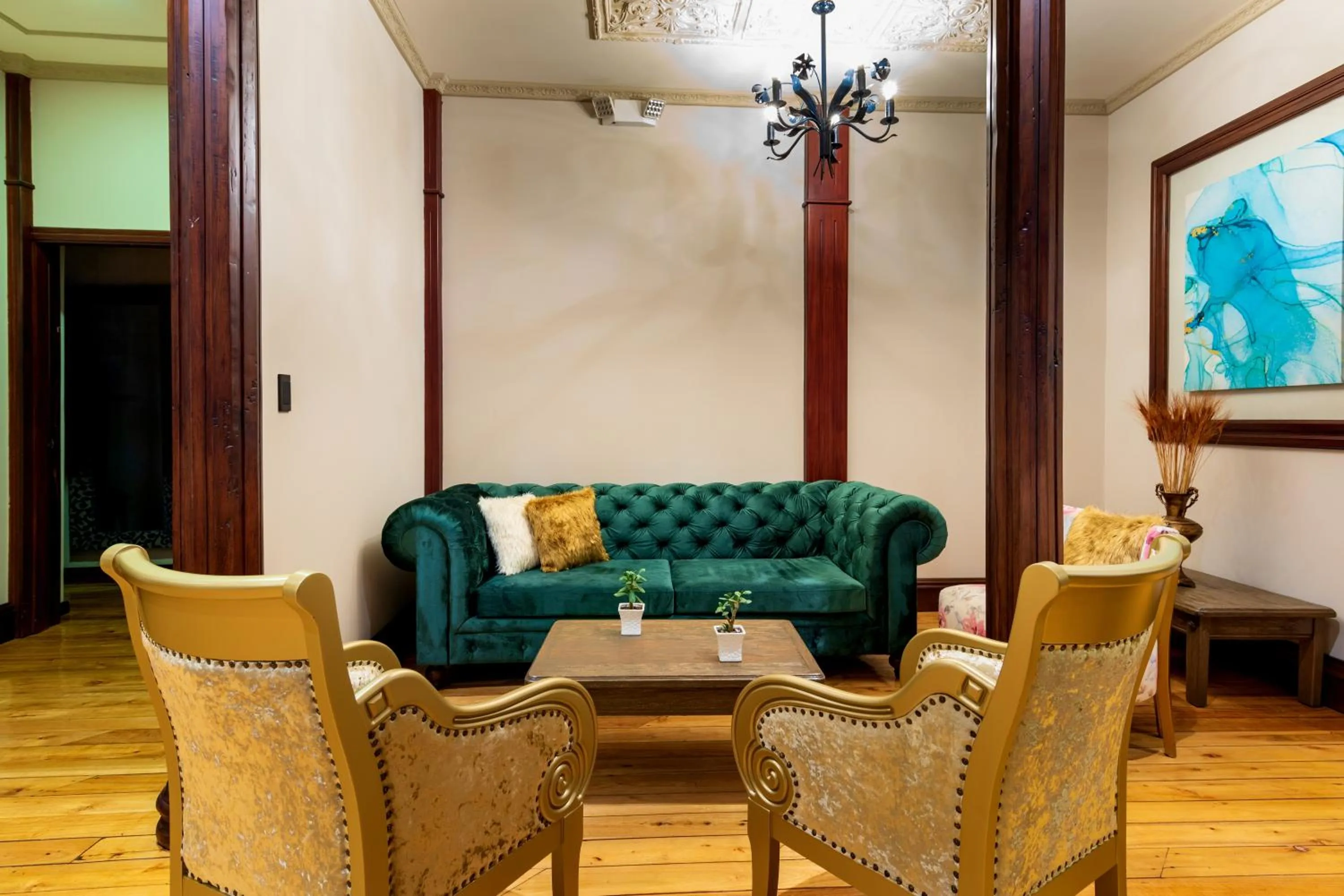 Communal lounge/ TV room in Hotel La Cofradía Pub-House