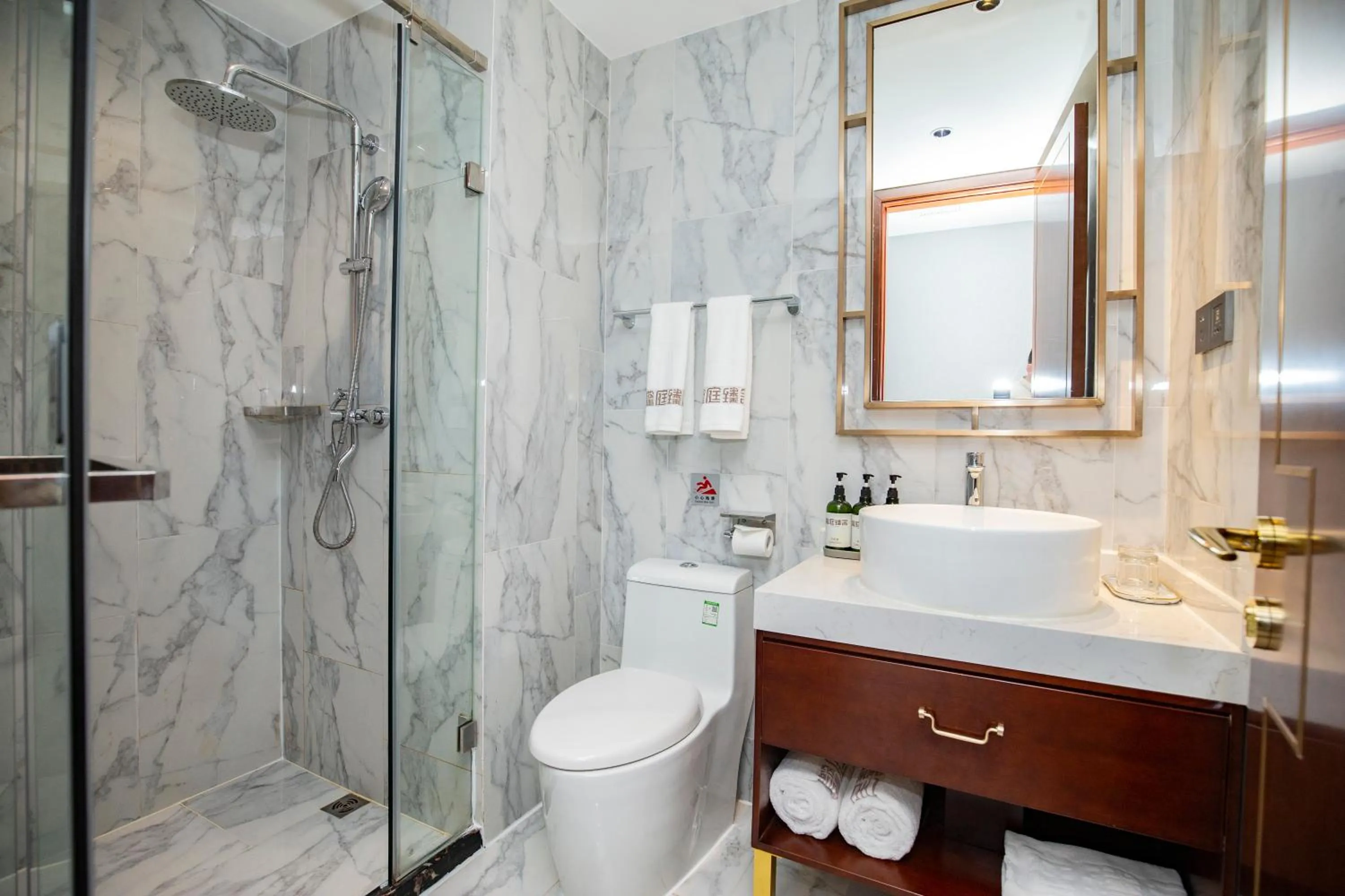 Toilet in Pierr Palace Hotel (Beijing Nanluo Guxiang)