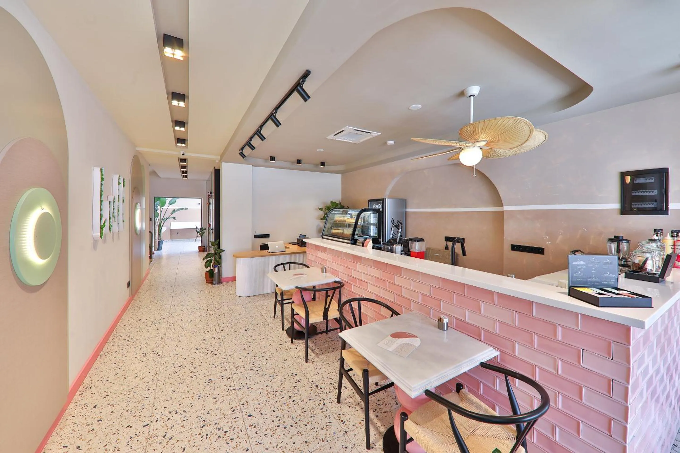 Facade/entrance in Luff Suites