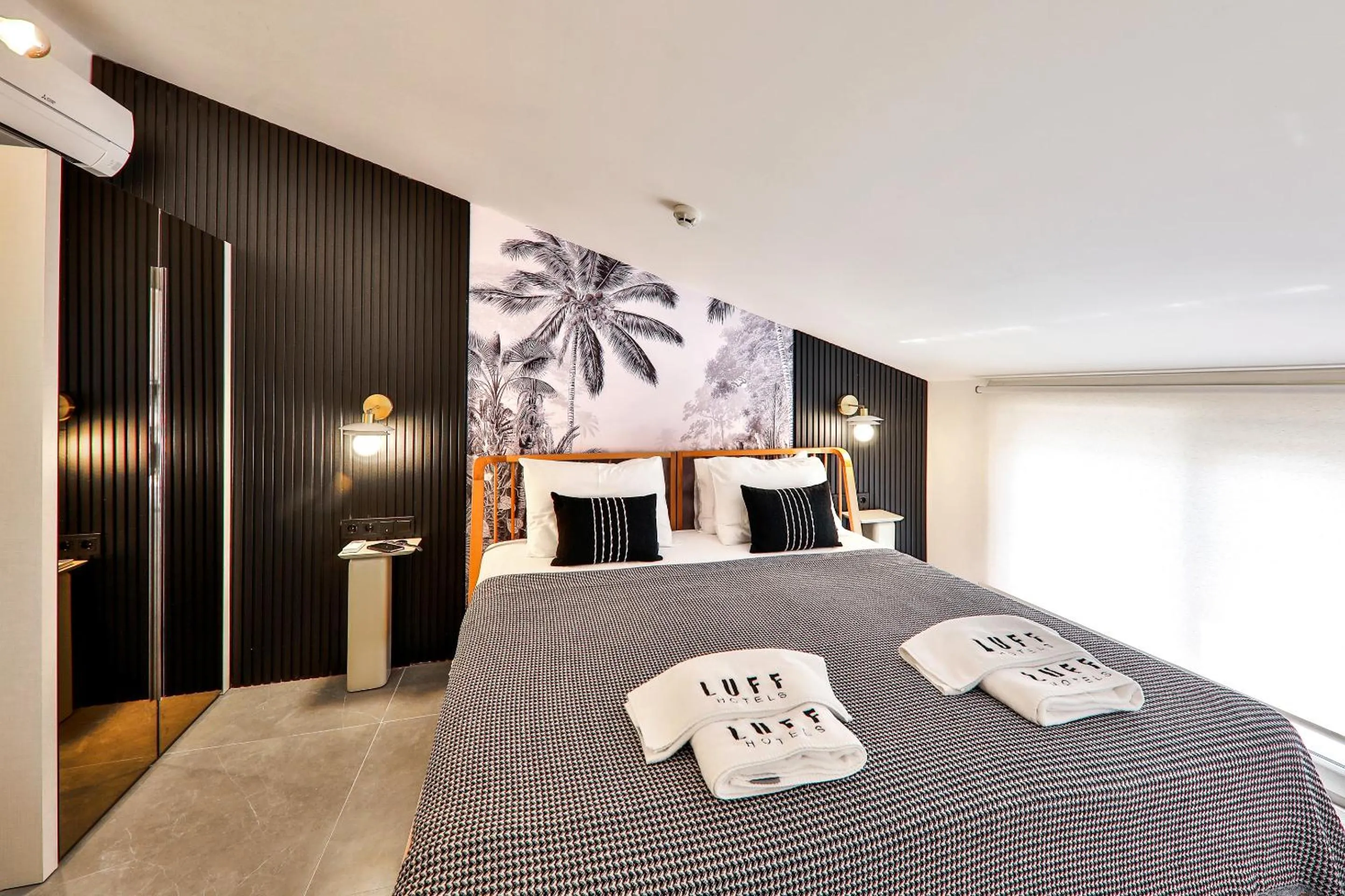 Bedroom, Bed in Luff Suites