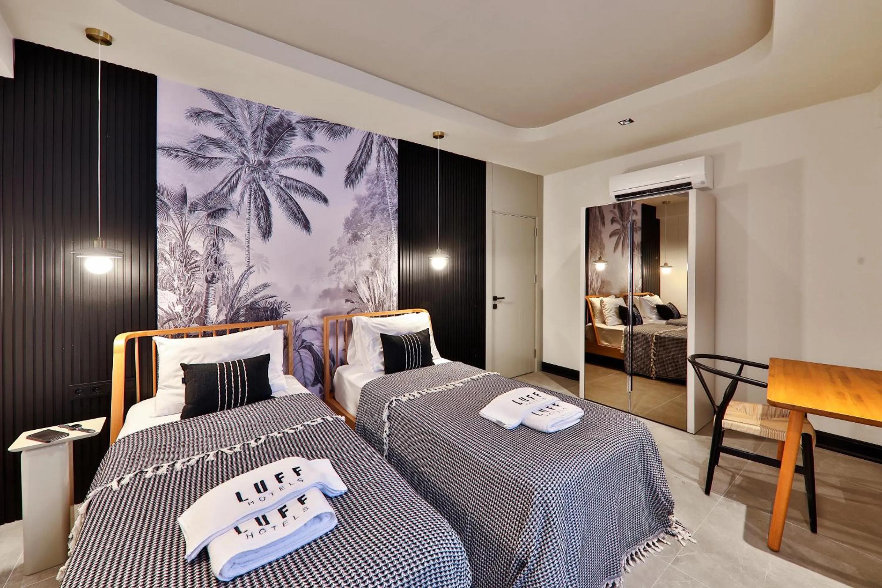 Bedroom, Bed in Luff Suites