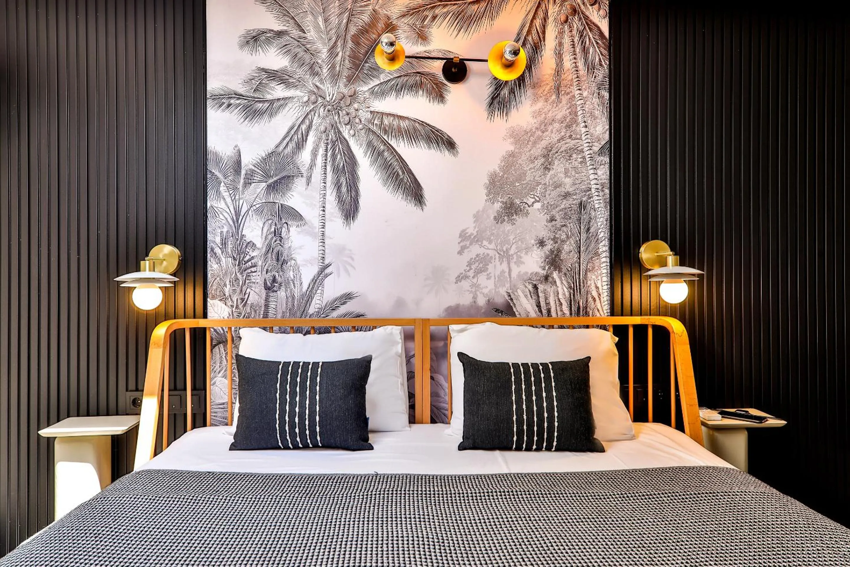 Bedroom, Bed in Luff Suites