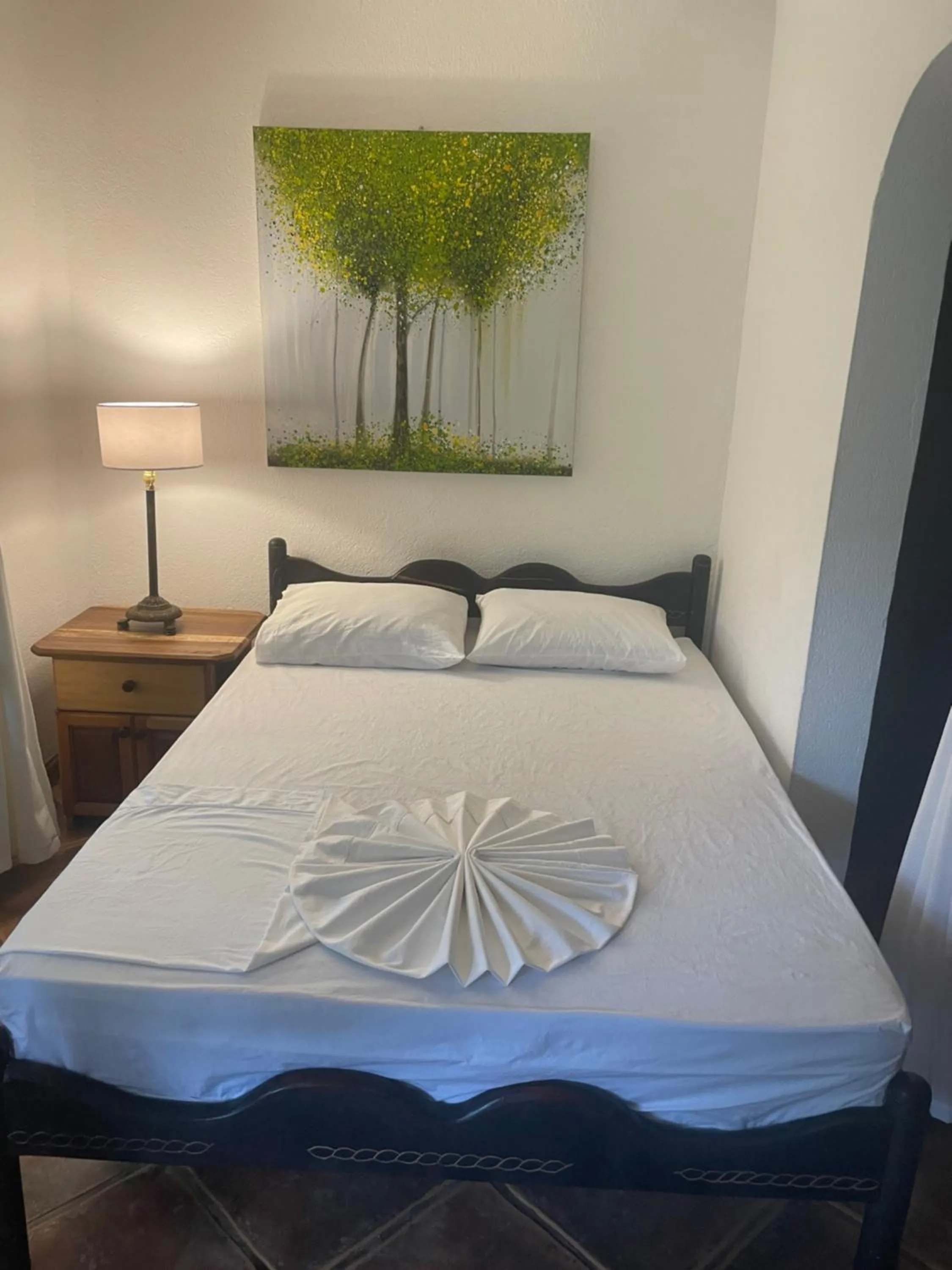 Bed in spirit of jungle lodge