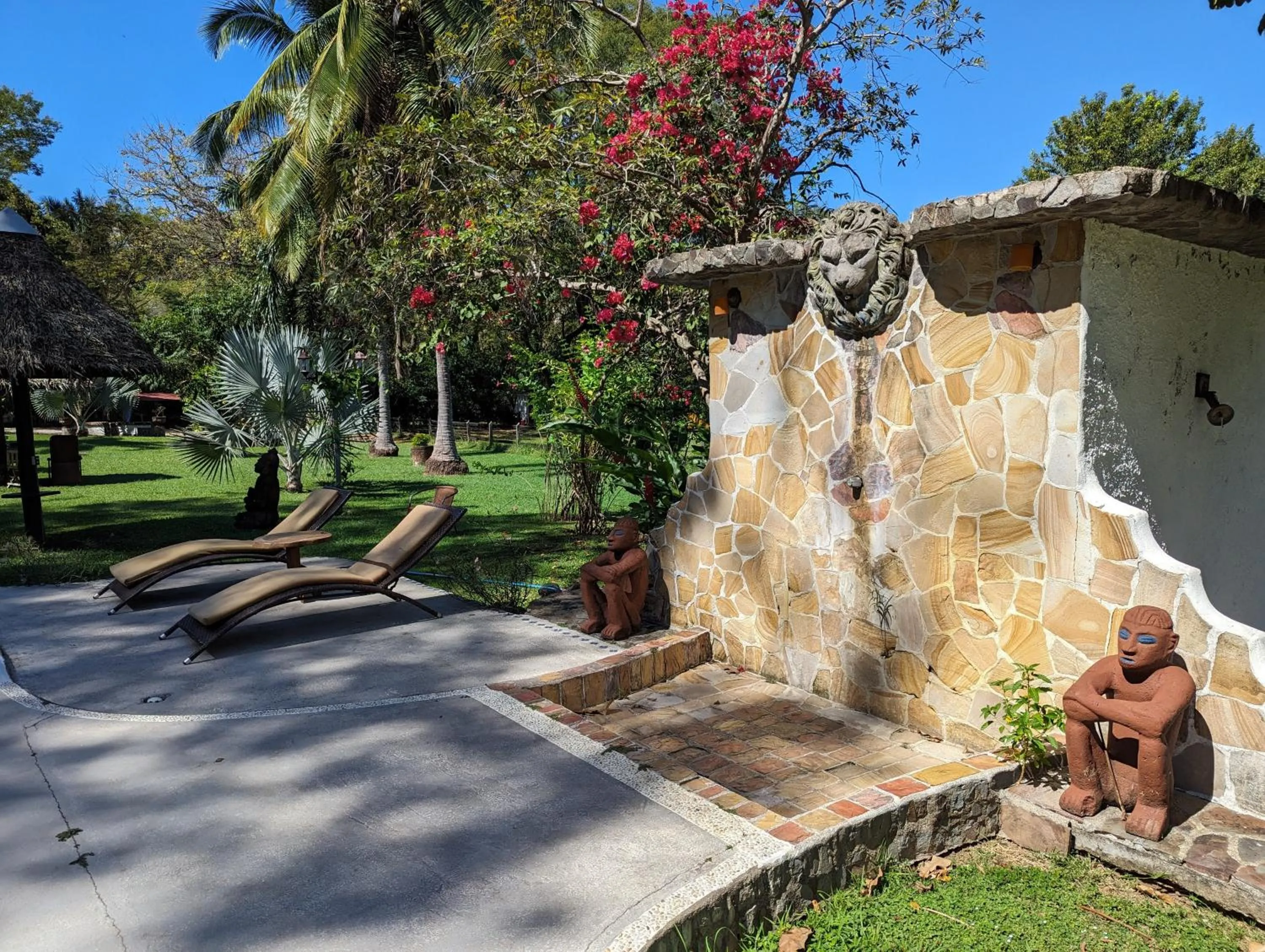 Garden in spirit of jungle lodge