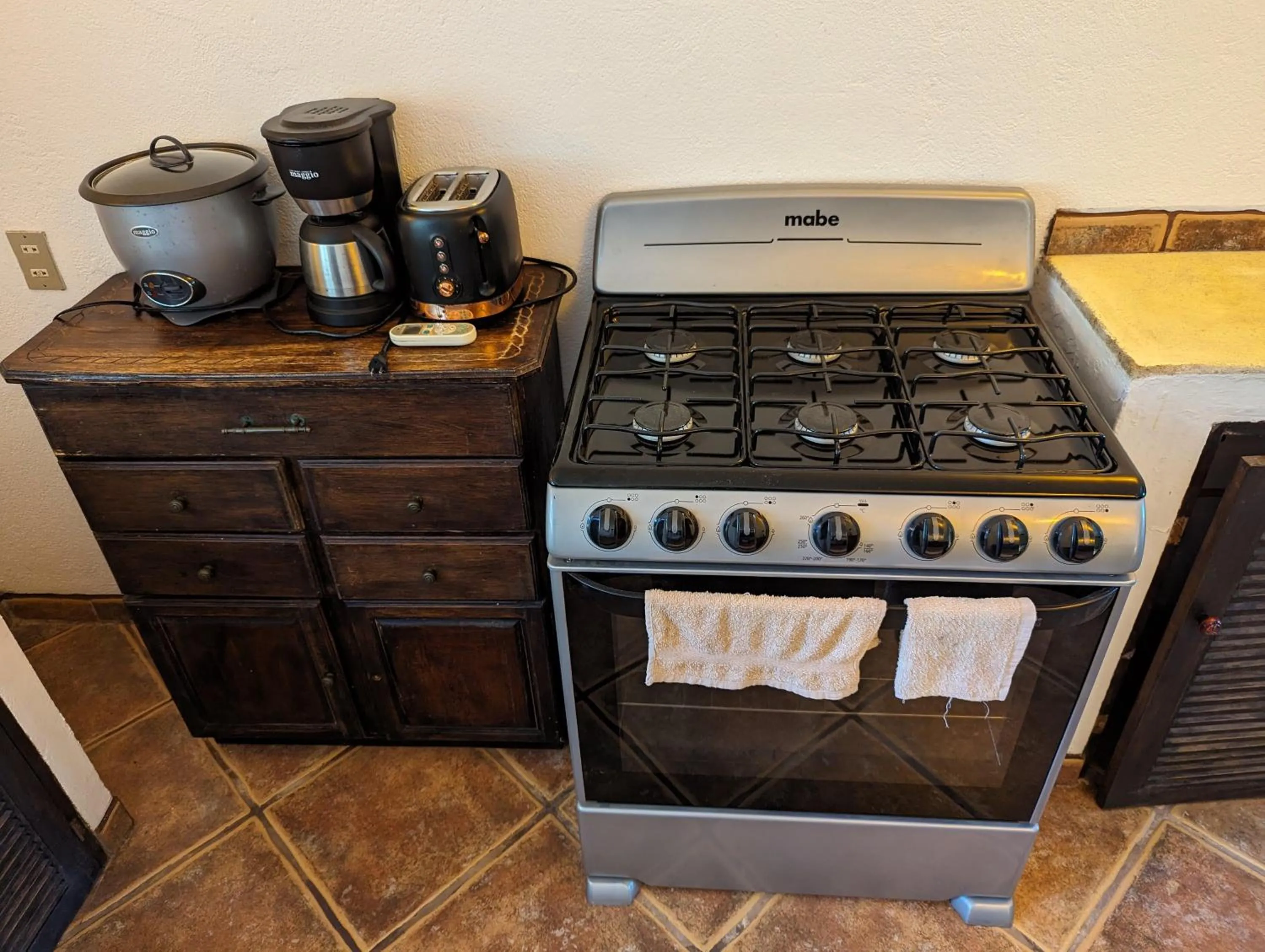 Coffee/tea facilities in spirit of jungle lodge