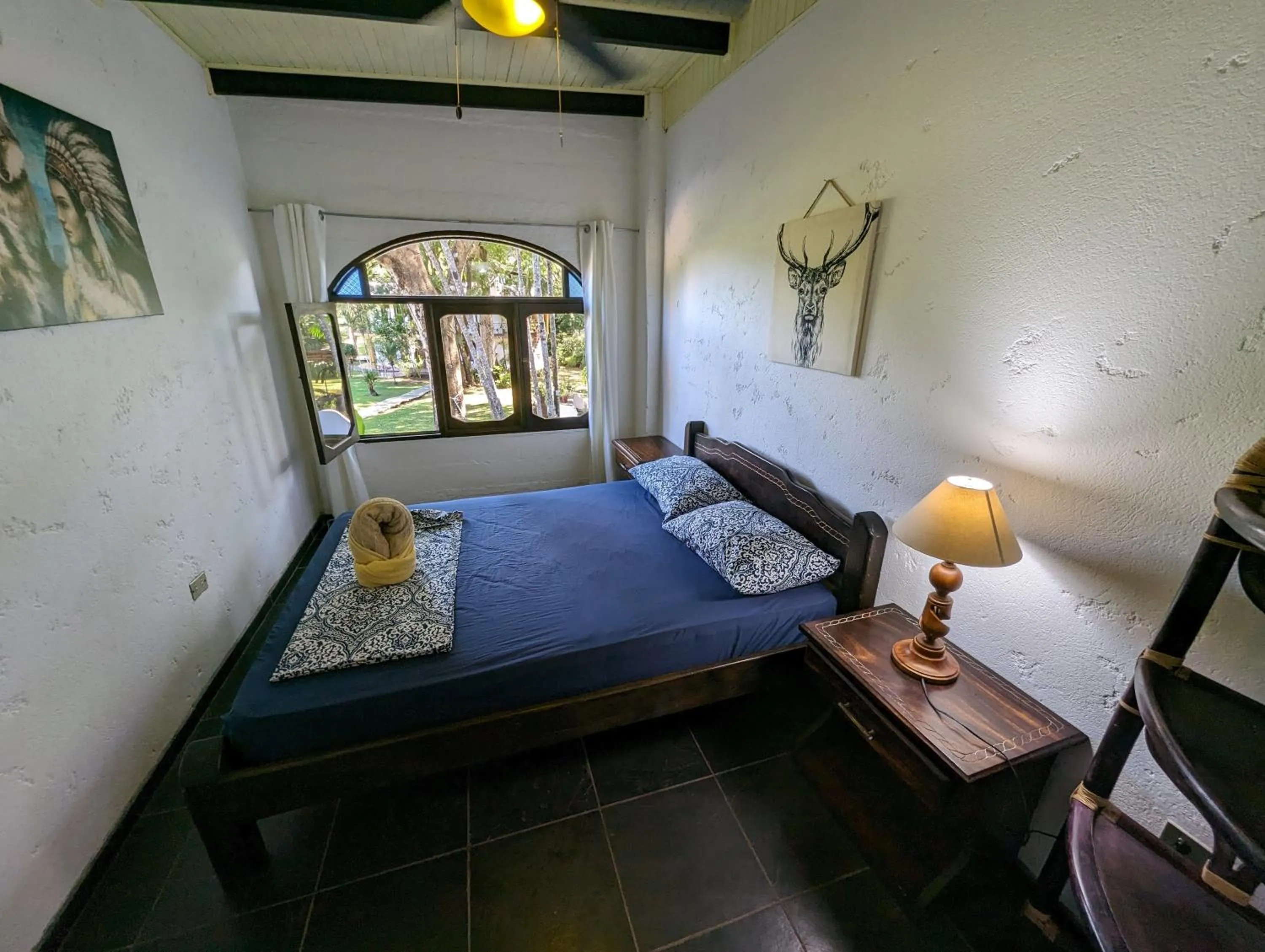Bed in spirit of jungle lodge