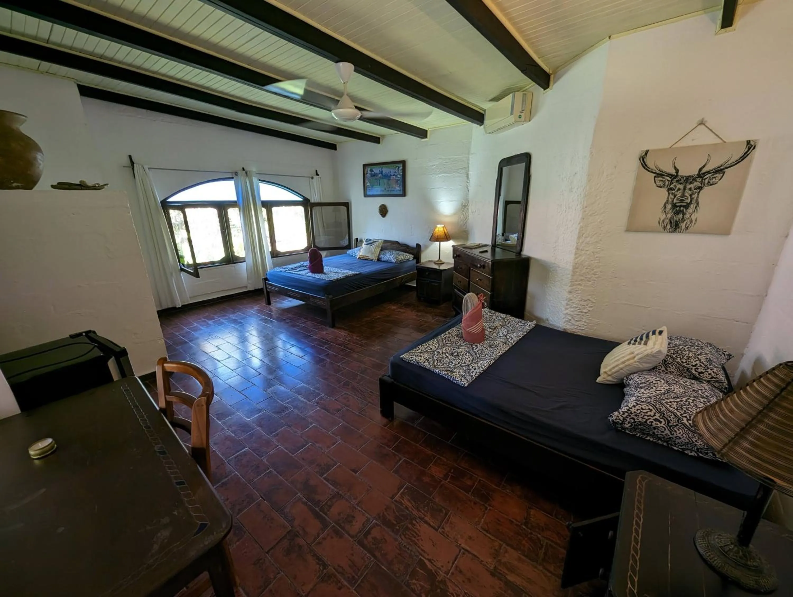 Bed in spirit of jungle lodge