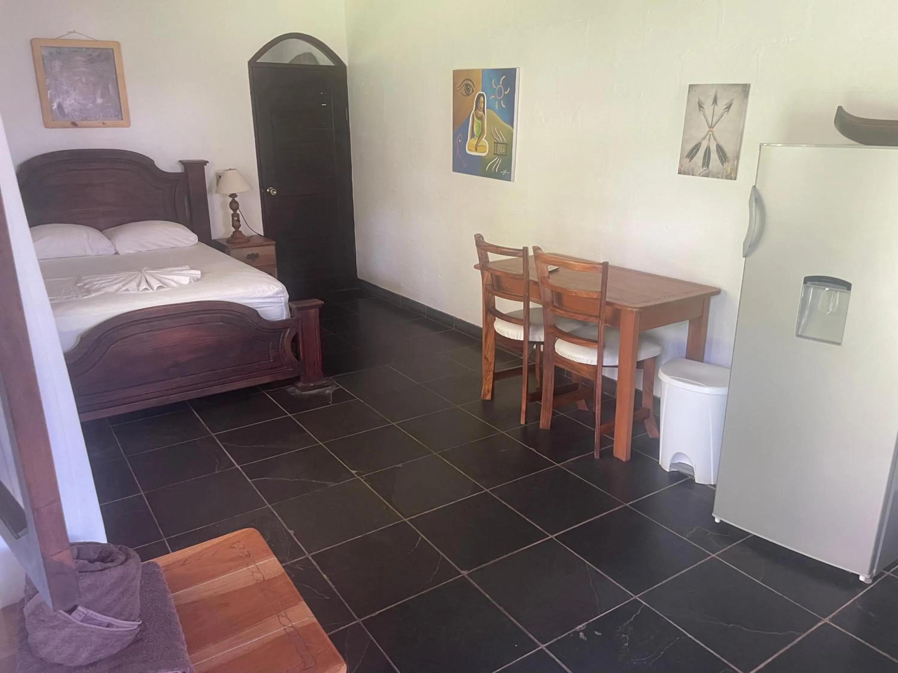 Bed in spirit of jungle lodge