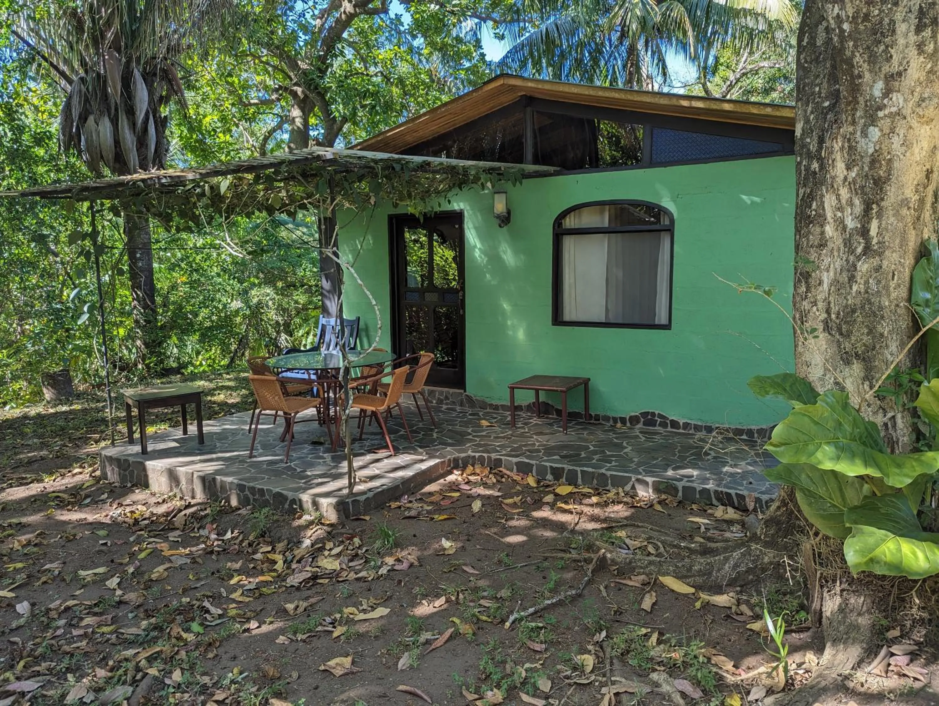 Property building in spirit of jungle lodge