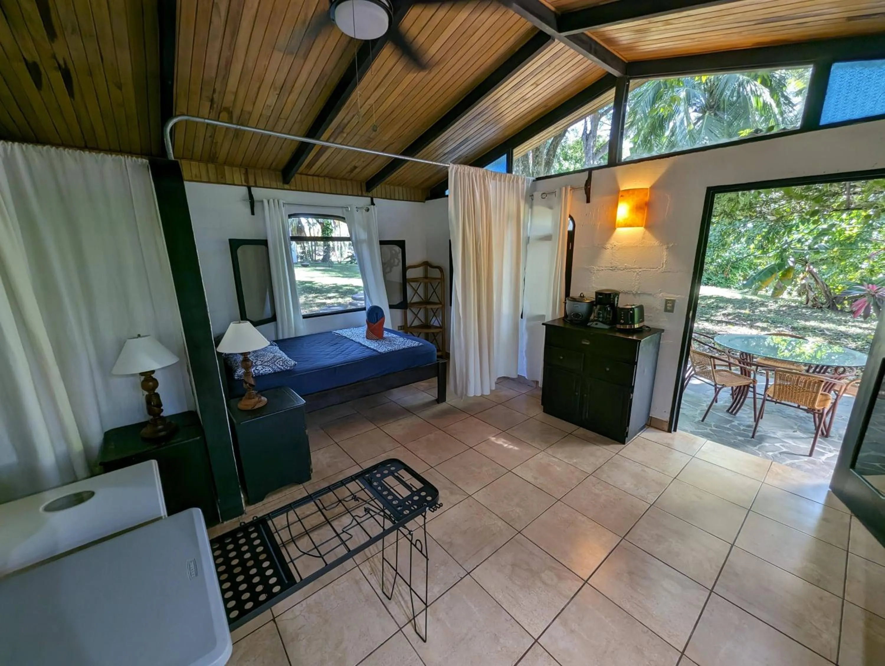 Bed in spirit of jungle lodge