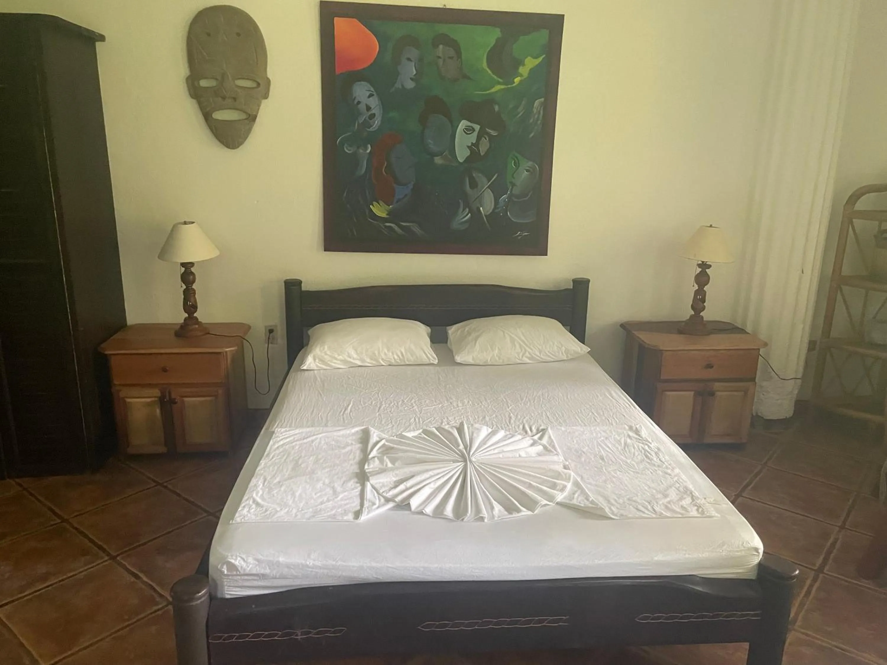 Bed in spirit of jungle lodge