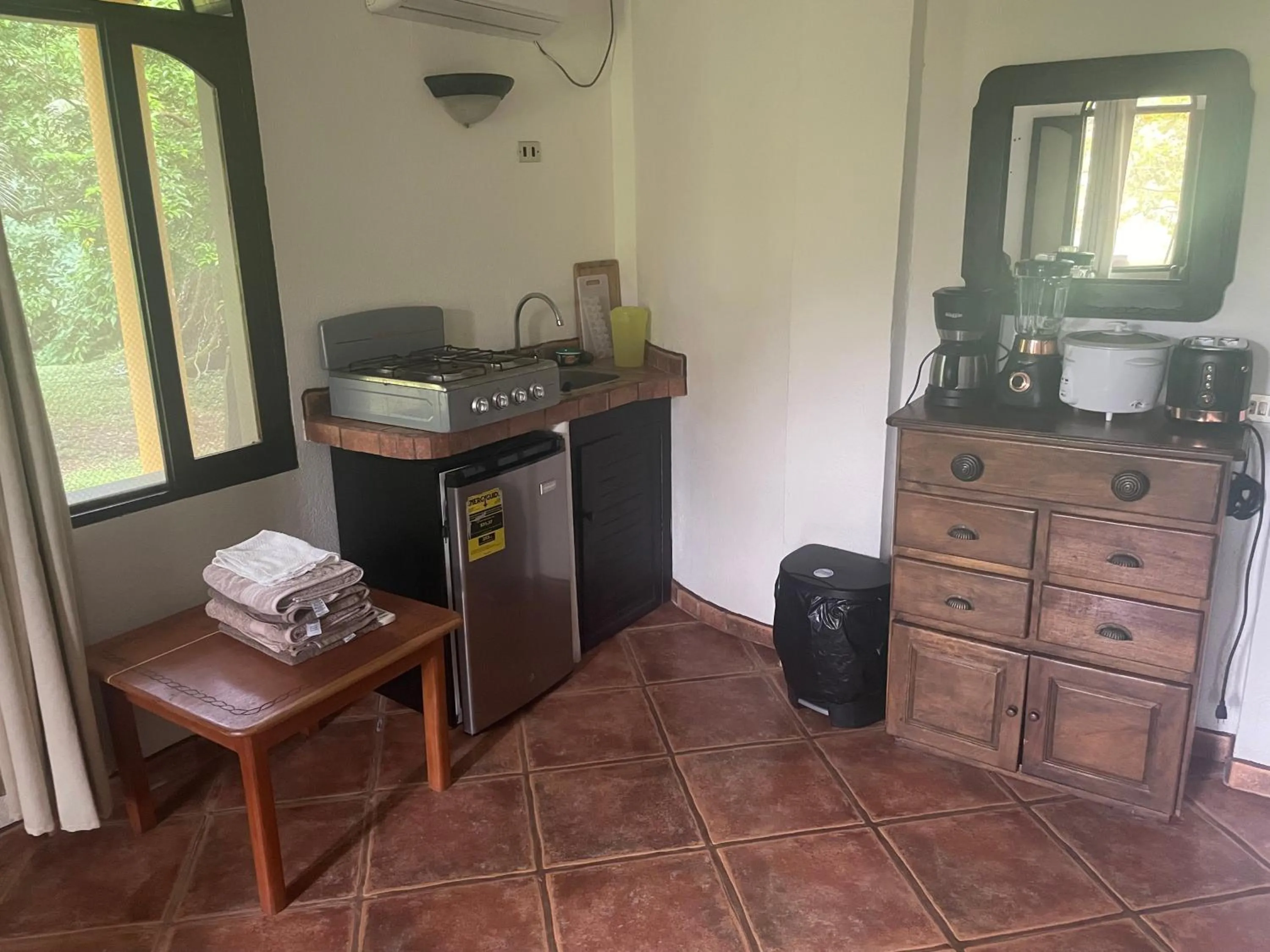 Coffee/tea facilities in spirit of jungle lodge