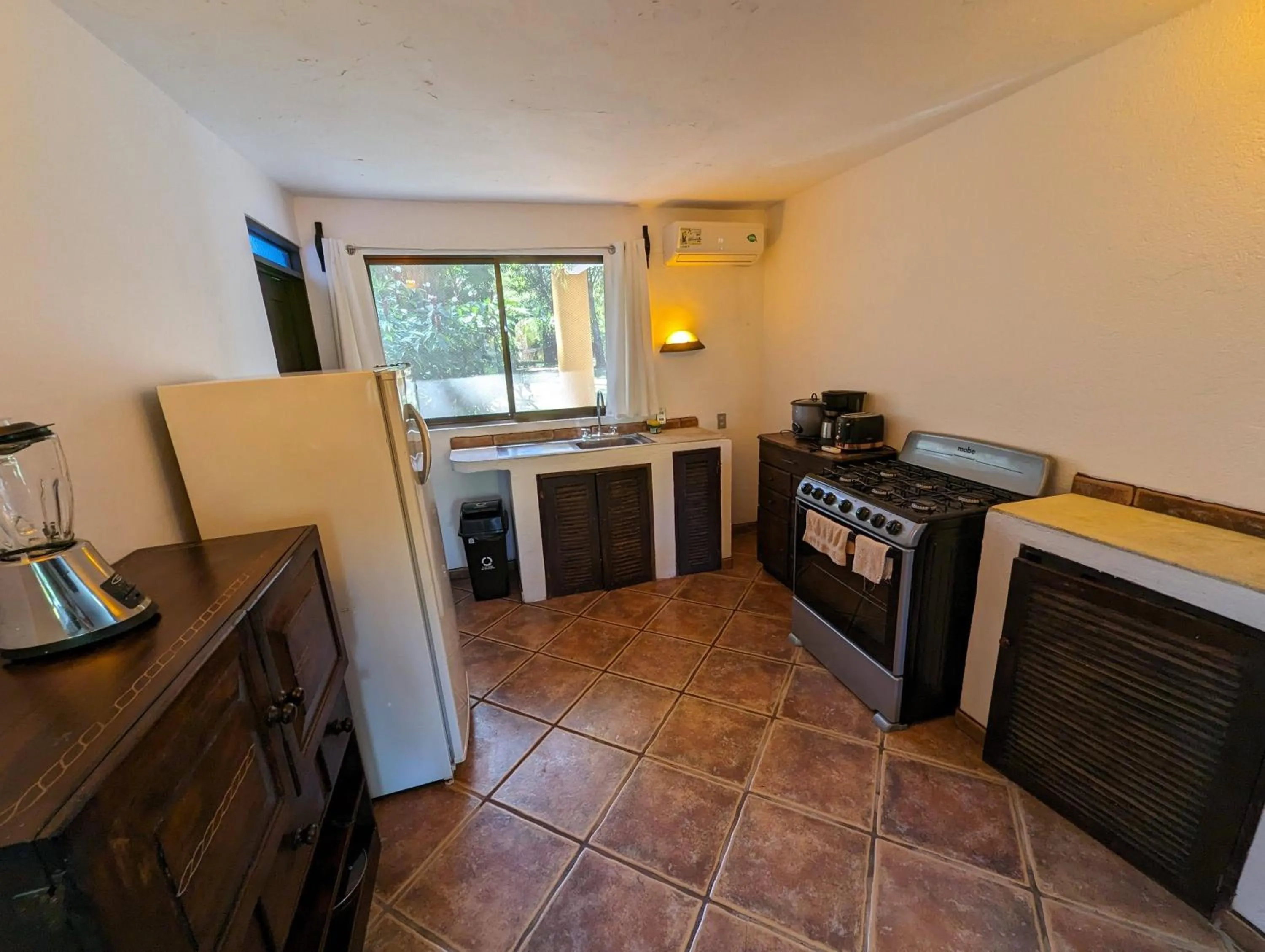 Kitchen or kitchenette in spirit of jungle lodge