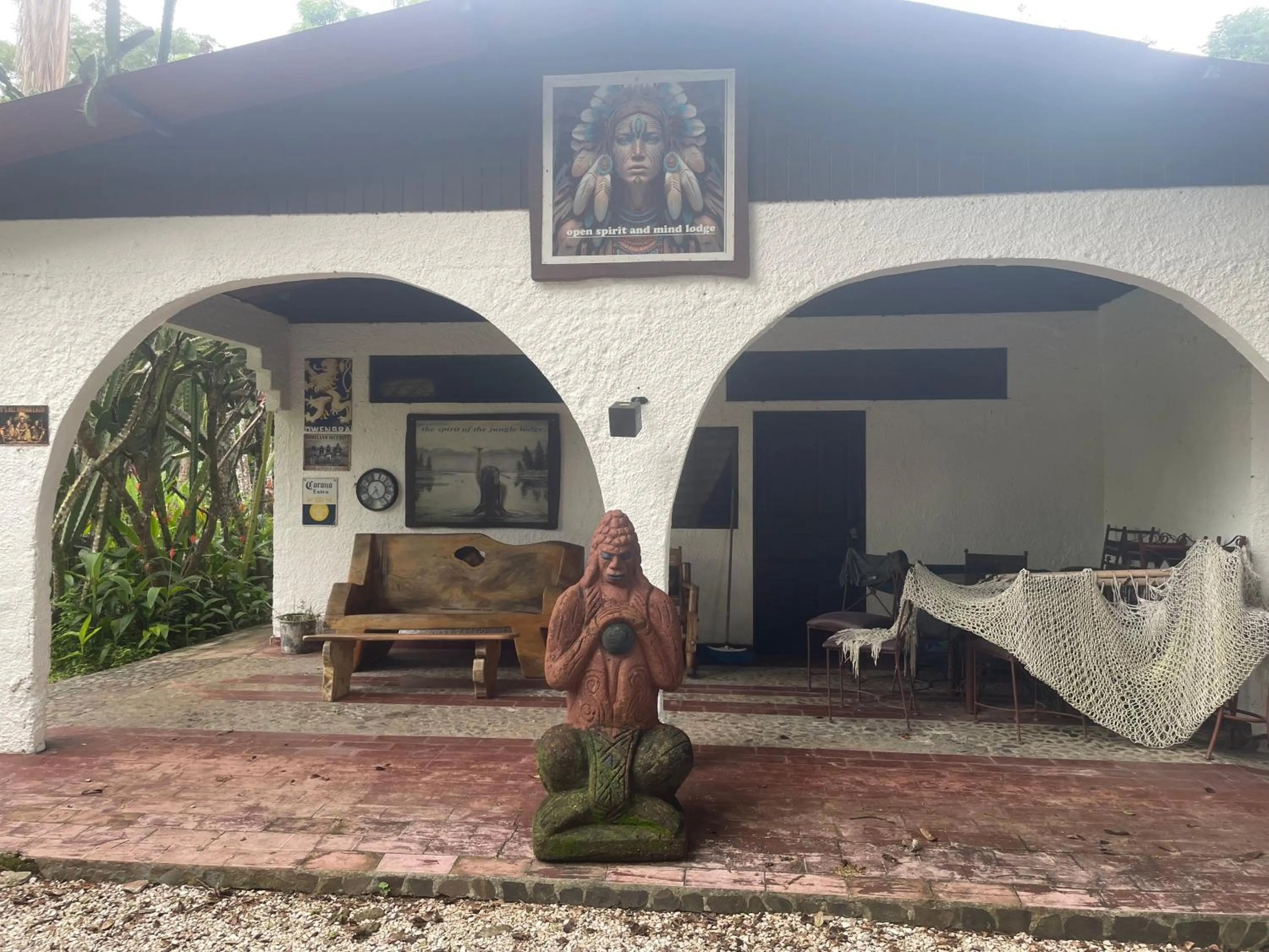 Property building in spirit of jungle lodge