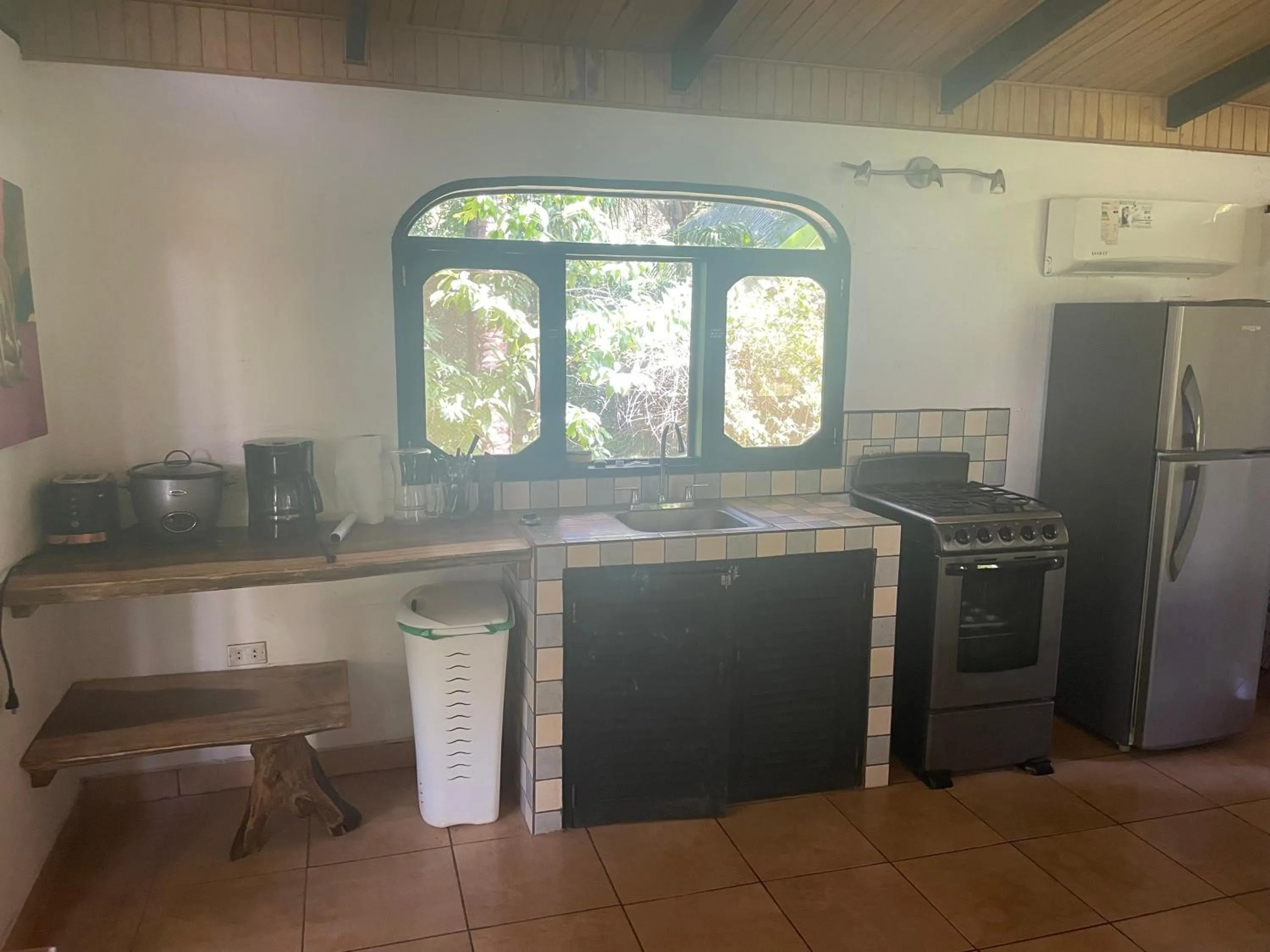 Coffee/tea facilities in spirit of jungle lodge