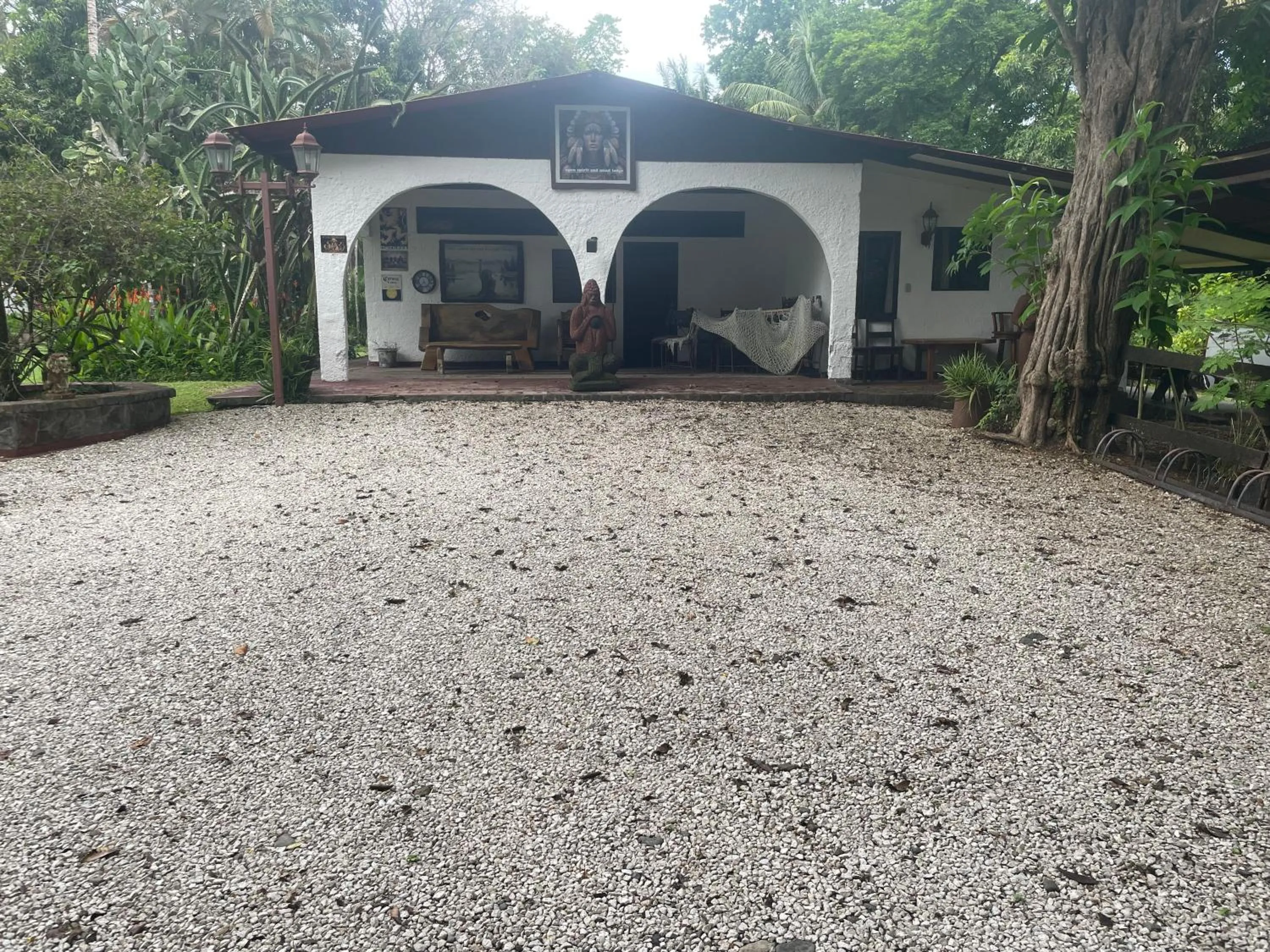 Property building in spirit of jungle lodge