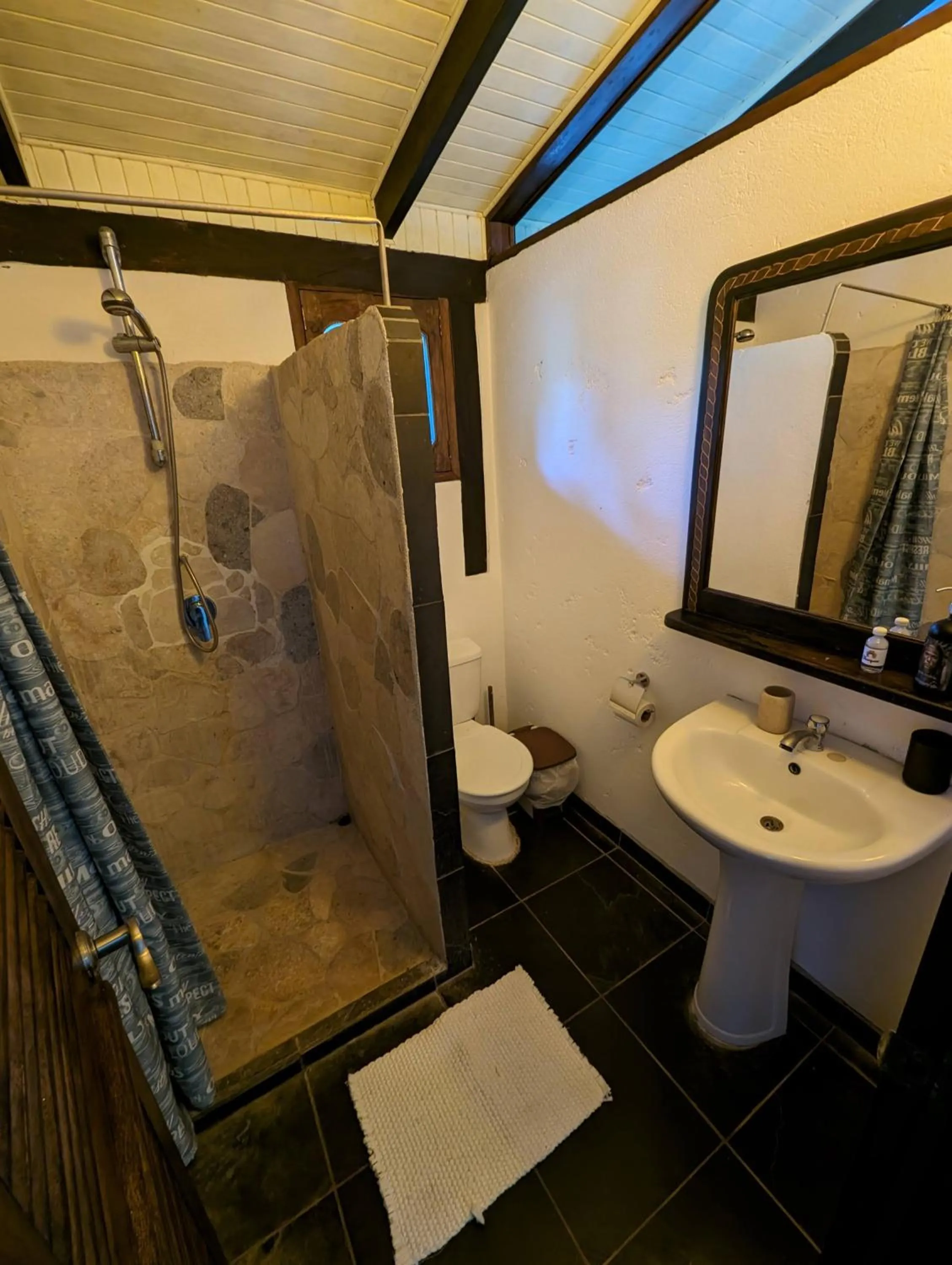 Shower in spirit of jungle lodge